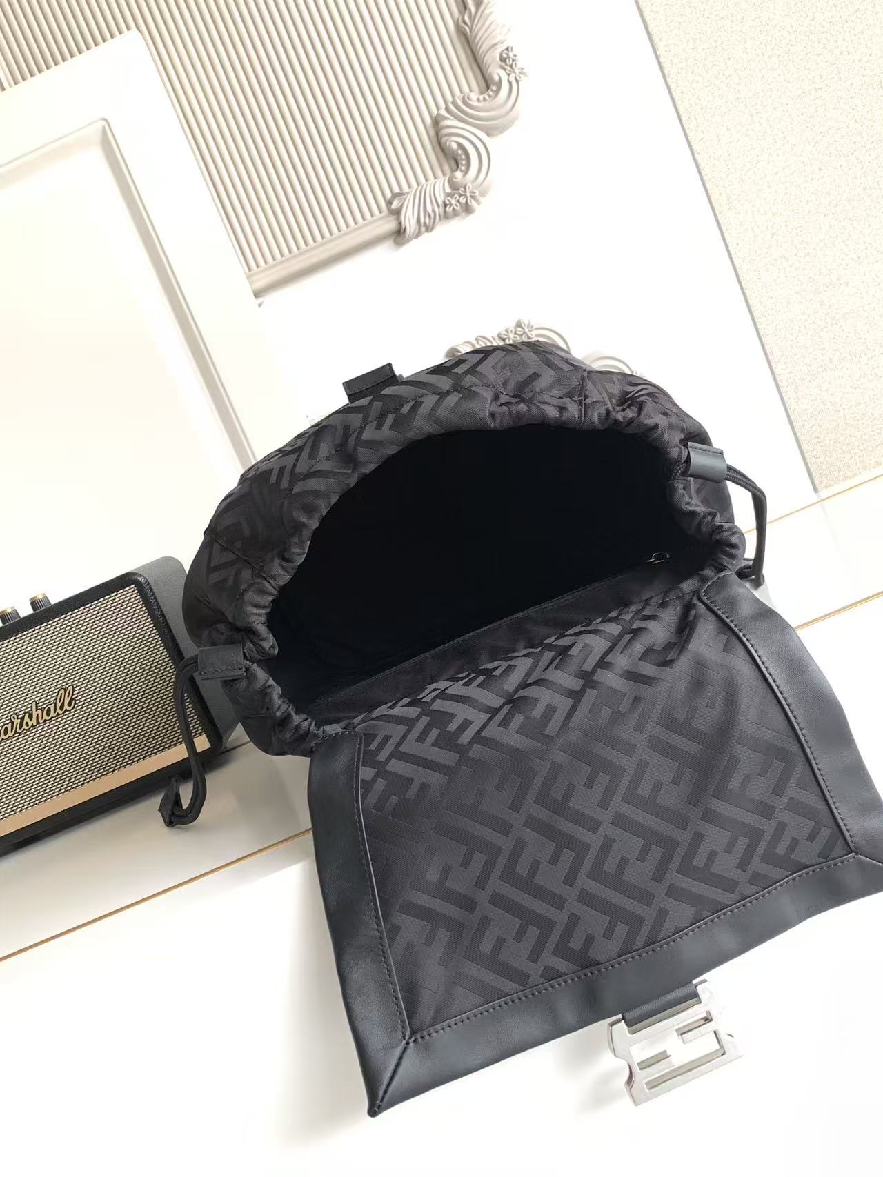 Prada Flux背包采用黑色薄垫FF尼龙材质 具有略带凸纹的高级质感 黑色光面牛皮革翻盖