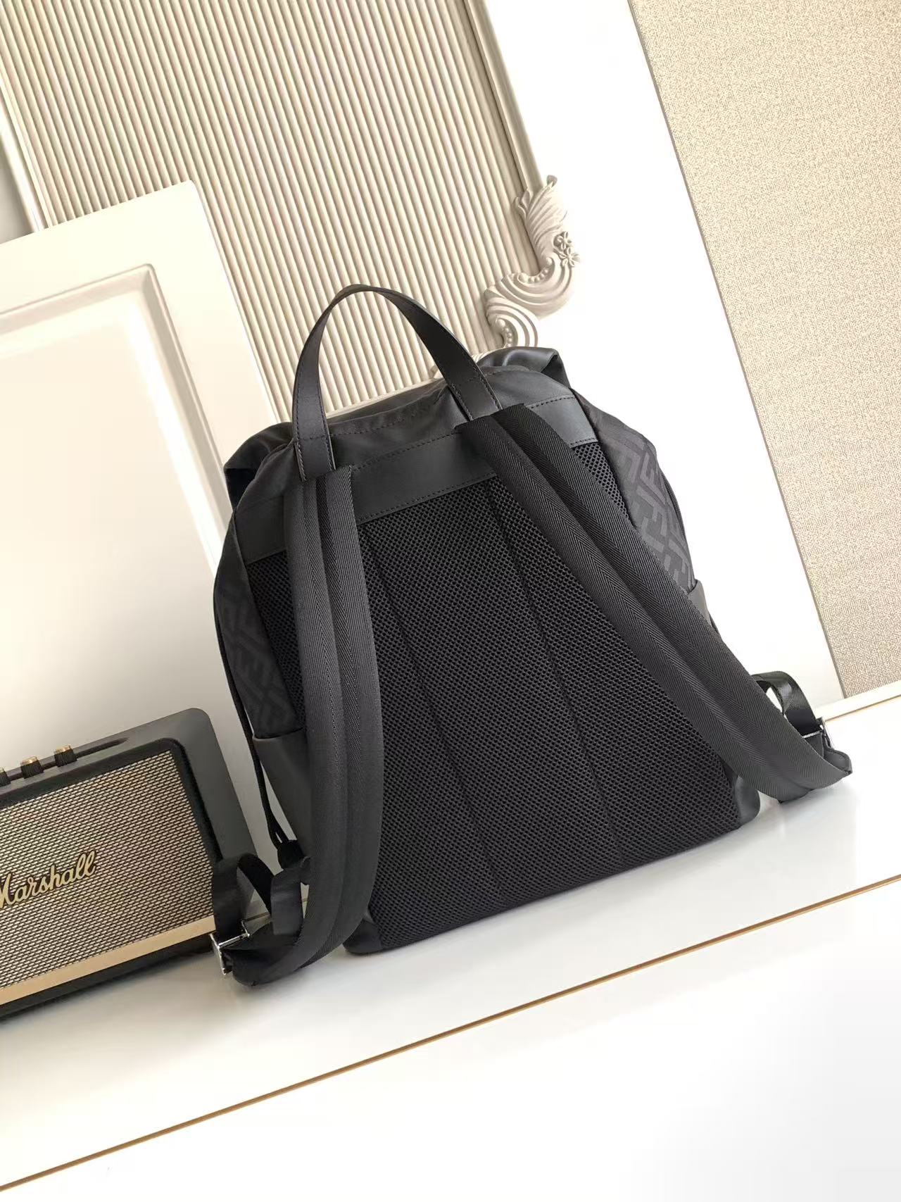 Prada Flux背包采用黑色薄垫FF尼龙材质 具有略带凸纹的高级质感 黑色光面牛皮革翻盖