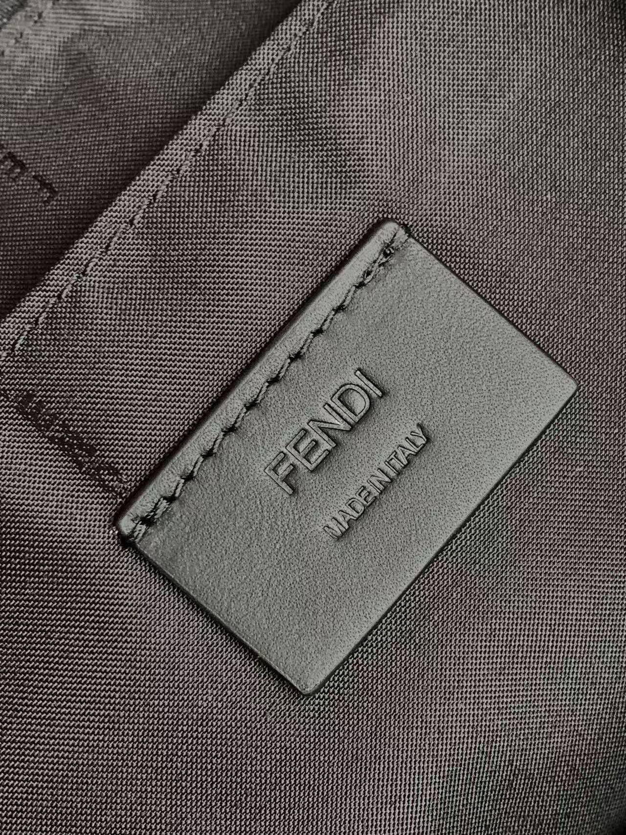 Prada Flux背包采用黑色薄垫FF尼龙材质 具有略带凸纹的高级质感 黑色光面牛皮革翻盖