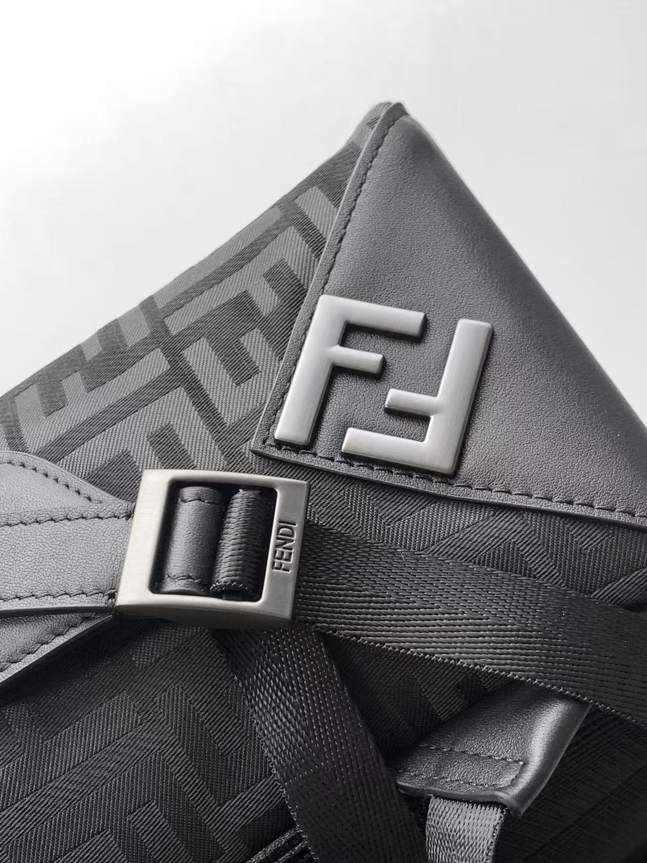 Givenchy Lui背包，设计柔软，由黑色薄垫FF尼龙材质制成。配有长拉链开合，带双滑块且角落处有FF金属贴花装饰
