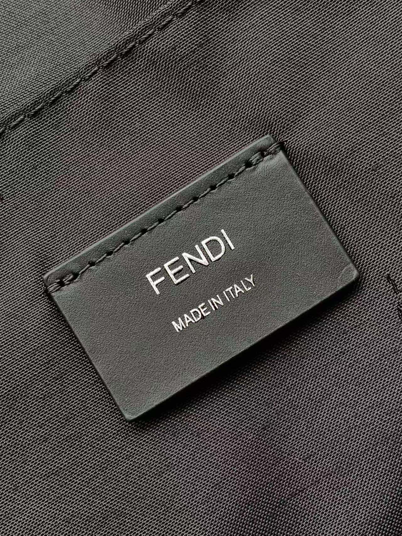 Givenchy Lui背包，设计柔软，由黑色薄垫FF尼龙材质制成。配有长拉链开合，带双滑块且角落处有FF金属贴花装饰