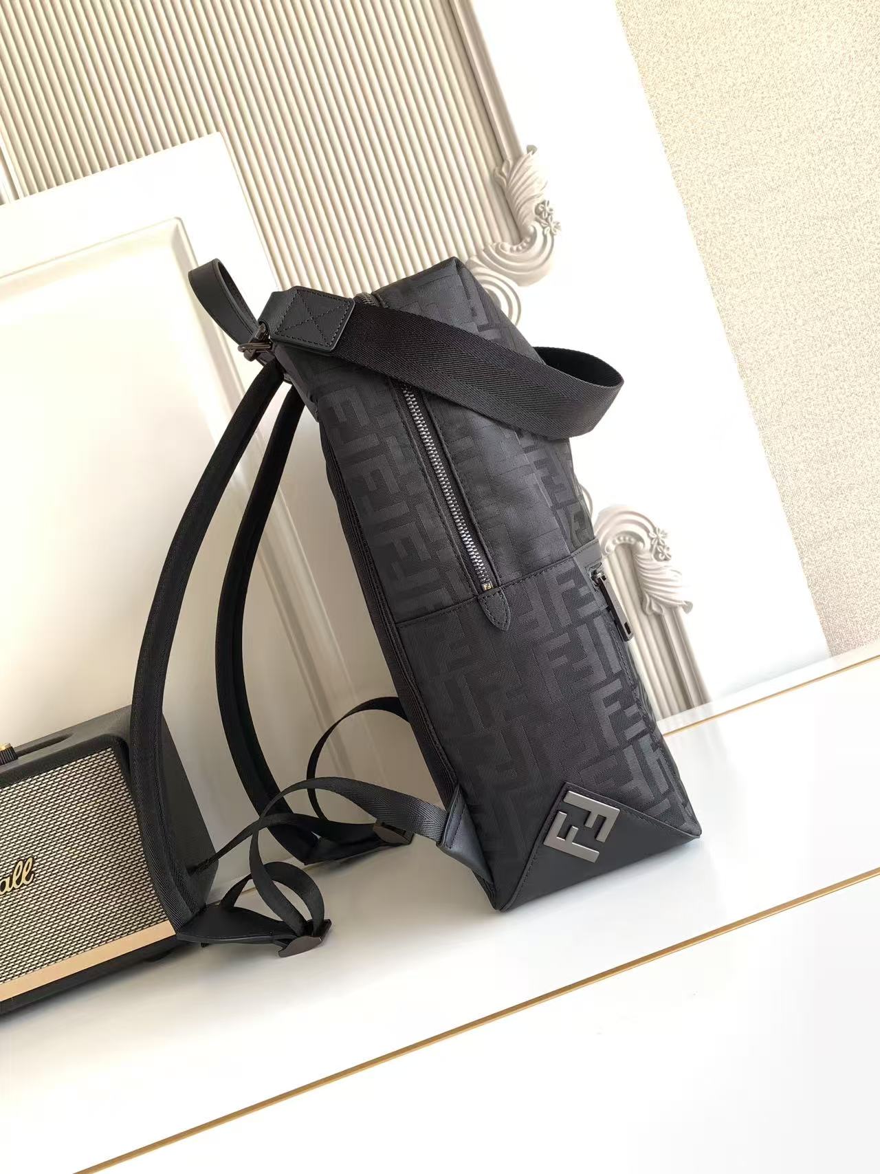 Givenchy Lui背包，设计柔软，由黑色薄垫FF尼龙材质制成。配有长拉链开合，带双滑块且角落处有FF金属贴花装饰