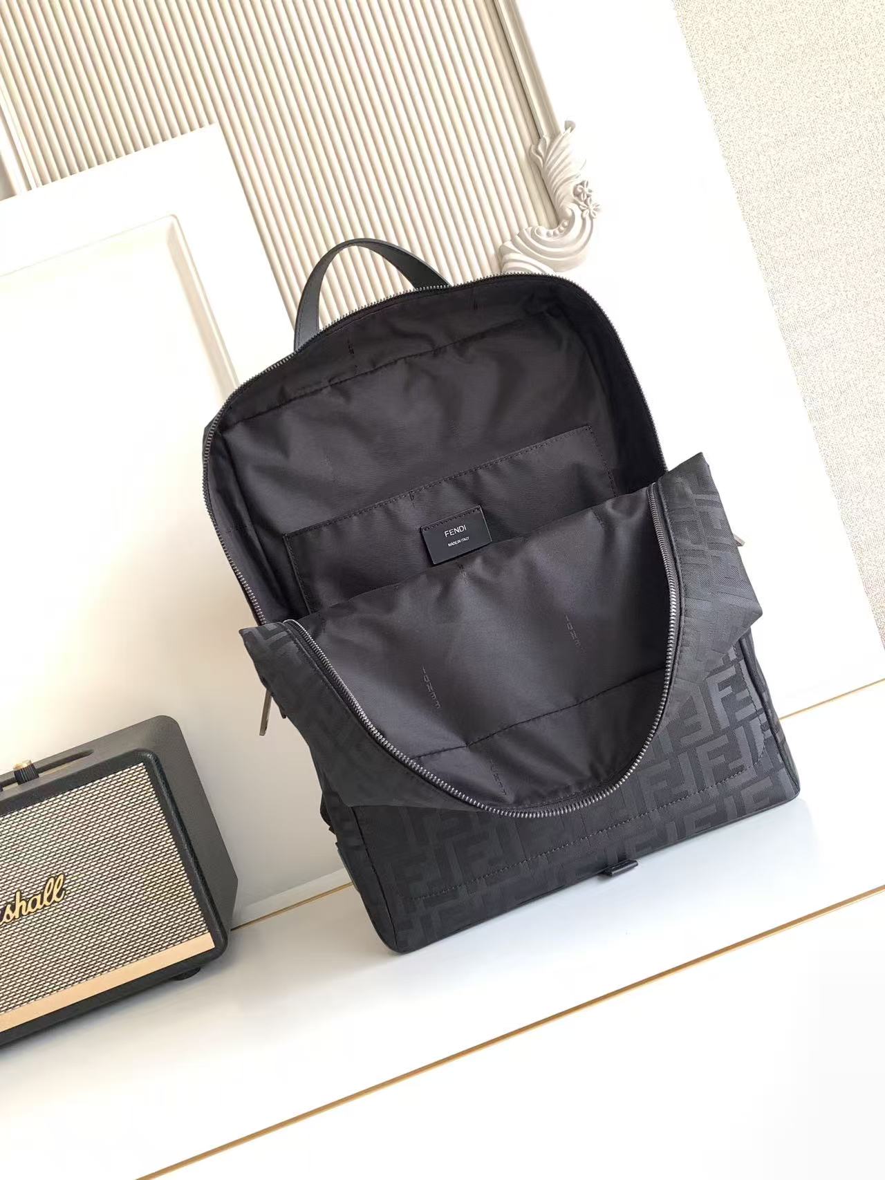 Givenchy Lui背包，设计柔软，由黑色薄垫FF尼龙材质制成。配有长拉链开合，带双滑块且角落处有FF金属贴花装饰