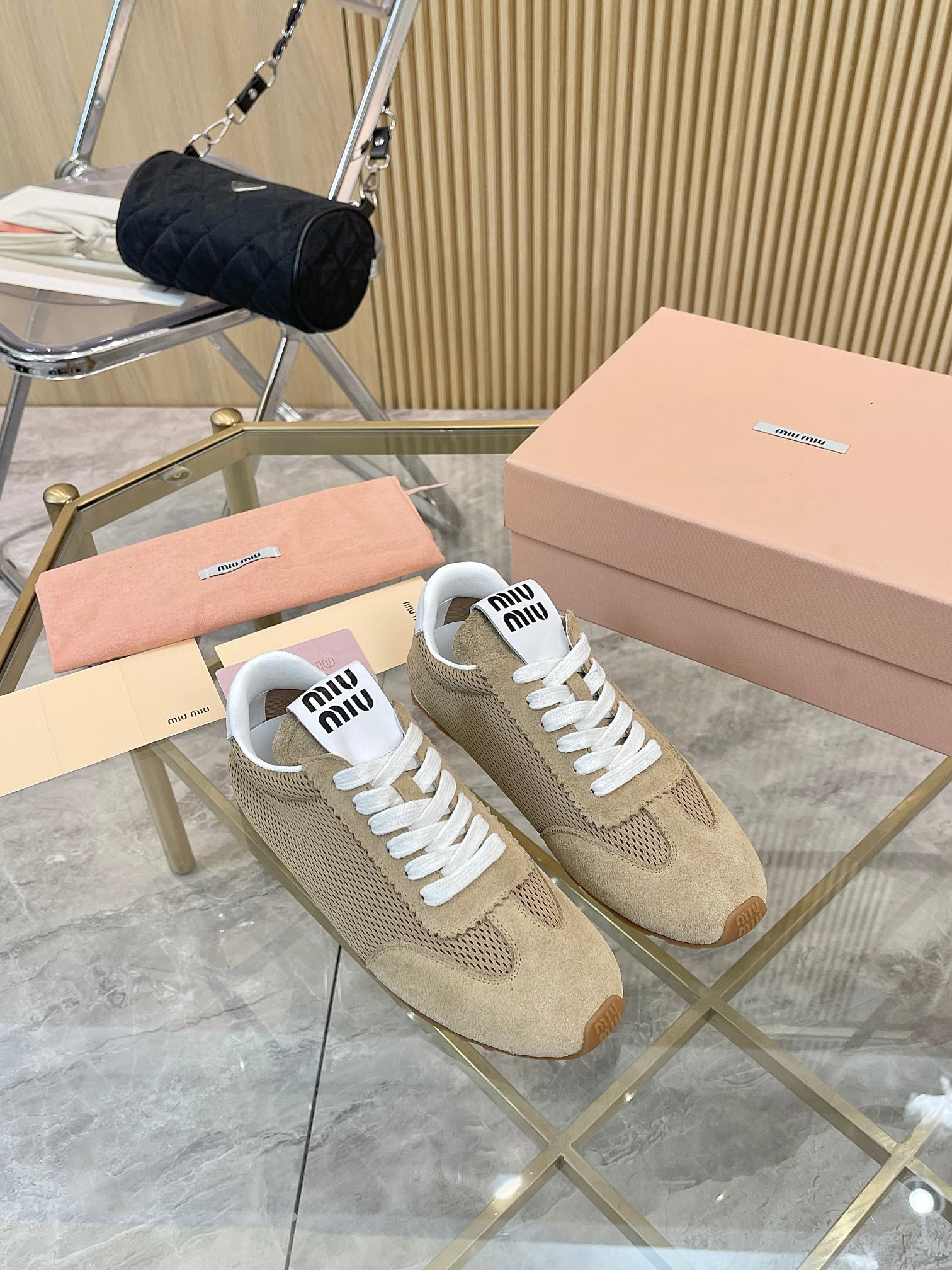 NO:236577,Run the price and price. The new model of early spring, popular casual shoes, white shoes. This year's main model is retro and fashionable, simple and high-end, casually matched. It is very comfortable to wear and must-have for the year!  The upper is original ox back velvet, inner sheepskin, original outsole 35-41, casual shoes/sports shoes, miumiu, sneakers, sheepskin19860909跑量价 缪缪miumiu早春新款 火爆款休闲鞋 小白鞋 今年主推款 复古做旧时尚 简约高级 随意搭配 上脚非常舒适,年度必入款！鞋面原版牛反绒,内里羊皮 ,原版大底 35-41,休闲鞋/运动鞋,miumiu,sneakers,sheepskin,Women's Shoes