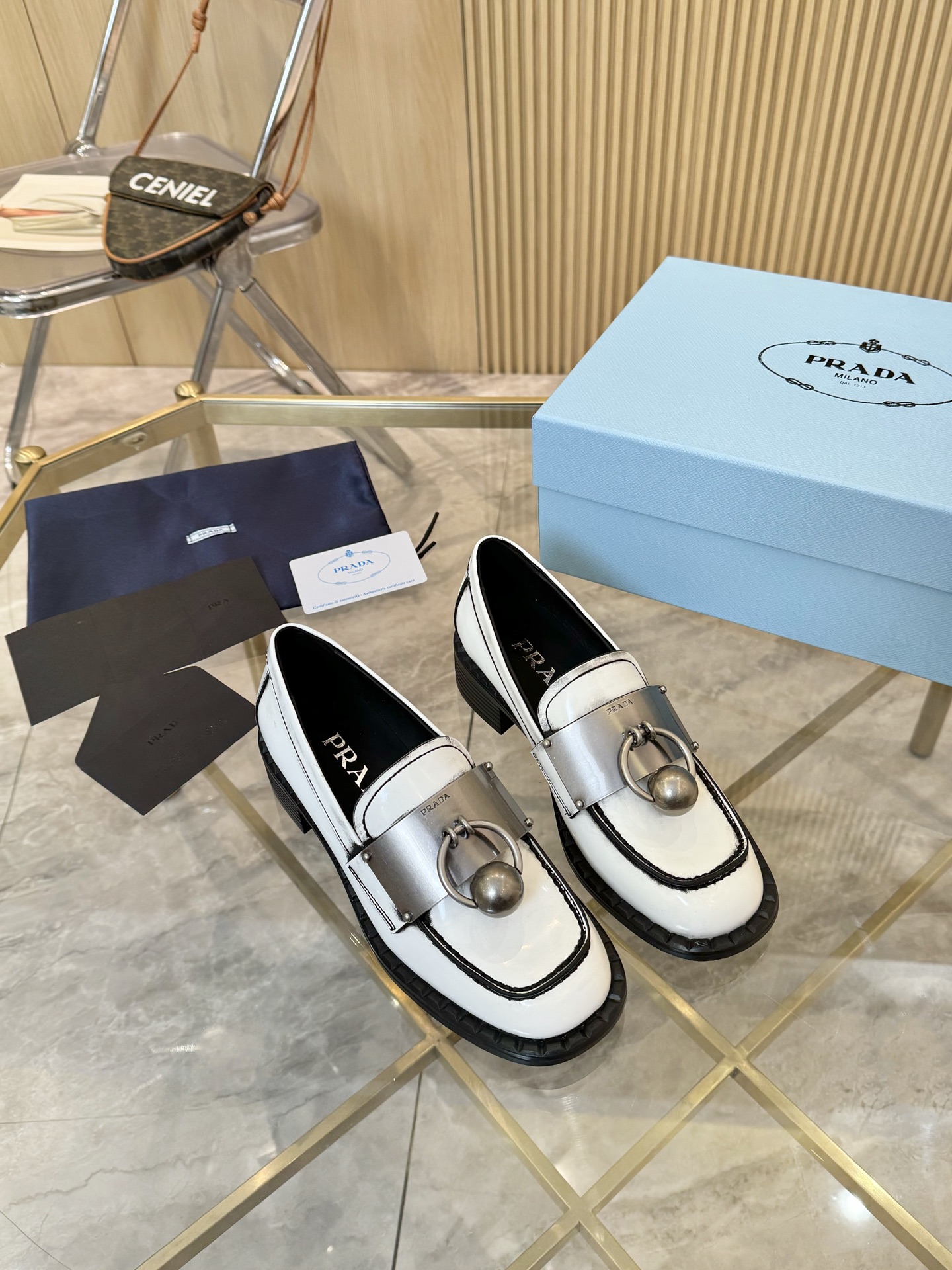 NO:245883,Texture is the most important!  PRADA official website synchronized loafers. Who can reject a pair of loafers with a sense of luxury?  PRADA's single shoes are released simultaneously on the official website, and you will fall in love with them at first sight!   The upper is made of open-edge bead fabric, and has a special process. The leather surface is smooth and delicate, with a unique luster, wear-resistant and dirt-resistant, and is easy to take care of during daily wear. The inner material is made of cowhide, skin-friendly and breathable, and will not feel stuffy when worn for a long time. It gives the most gentle care of the feet. The shoe body is decorated with super cool hardware balls, which is unique and eye-catching, and instantly adds a sense of fashion to the overall look. Whether it is paired with jeans or small skirts, you can easily grasp the fashionable atmosphere. The rubber sole is flexible and comfortable, providing good grip, and walking steadily, which is suitable for commuting or daily travel. PRADA's pair of loafers perfectly combines fashion and comfort, and you won't lose money when buying. You must not miss it if you love beauty!  1 imported upper edge beads/paper leather 2 inner lining cowhide inner lining 3 large sole brand rubber sole 4 size 35-40 (41 can be customized), loafers, prada, loafers, skirts, jeans, cowhide19860909质感至上！PRADA官网同步乐福单鞋  谁能拒绝一双自带贵气感的乐福鞋？PRADA这款女士单鞋,官网同步发售,一眼就爱上！  鞋面采用开边珠面料,经过特殊工艺处理,皮革表面光滑细腻,有着独特的光泽感,耐磨又耐脏,日常穿着轻松打理.  内里选用牛皮材质,亲肤透气,长时间穿着也不会觉得闷热,给双足最温柔的呵护.  鞋身装饰着超酷五金球,独特吸睛,瞬间为整体造型增添时尚感,无论是搭配牛仔裤还是小裙子,都能轻松拿捏时尚氛围.  橡胶鞋底柔韧舒适,提供良好的抓地力,走起路来稳稳当当,无论是通勤还是日常出行都很合适.  PRADA这双乐福鞋,将时尚与舒适完美融合,入手不亏,爱美的你一定不要错过！ 1鞋面进口开边珠/漆皮 2内里牛皮内里 3大底品牌橡胶底 4码数35-40（ 41 可订做),乐福鞋,prada,loafers,skirts,jeans,cowhide,Women's Shoes