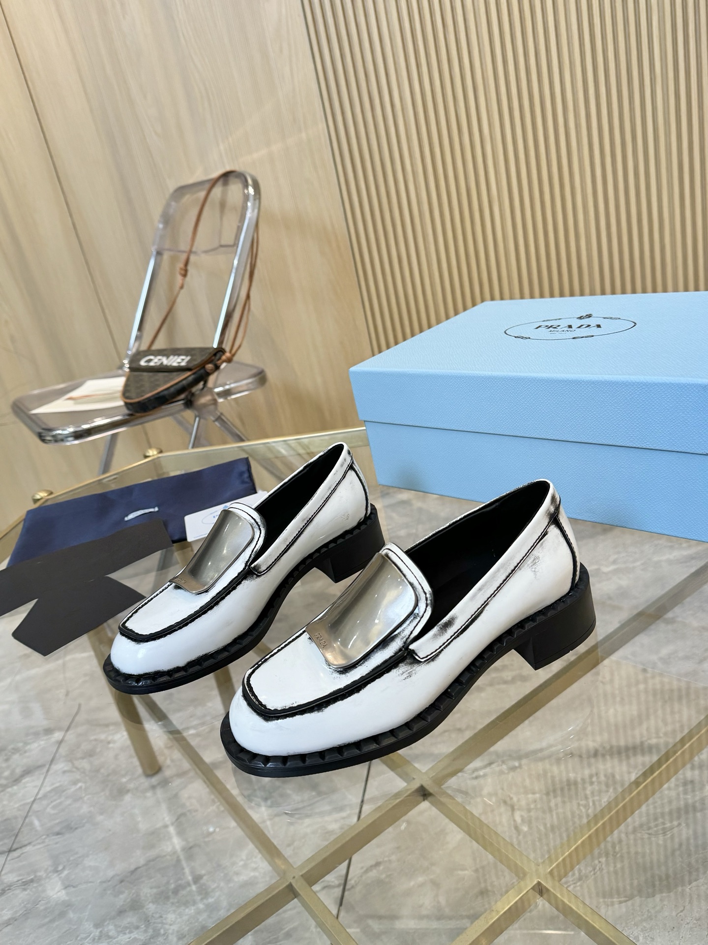 NO:245887,Prada Women's Loafers | Modern style, style, Prada's new Women's Loafers are on the market, and they are released simultaneously on the official website!  The shoe body is decorated with super cool hardware decorative tape, and the metallic luster collides with the texture of the leather, showing avant-garde personality. Selected edge beads and patent leather fabrics, the former has its own unique texture, while the latter presents high-end shiny, satisfying the diverse fashion tastes. The exquisite mark line craftsmanship outlines the details and demonstrates the ingenious quality. The cowhide is soft and skin-friendly, fits the feet, bringing a delicate wearing experience; the comfortable rubber sole provides good support and grip, making it easy to walk. Classic loafers, both elegant and capable, can be easily controlled whether it is for workplace commuting or casual outing, helping you take every step of confidence. Limited-time products are not to be missed!  1 imported upper edge beads/paper leather 2 inner lining cowhide inner lining 3 large sole brand rubber sole 4 size 35-40 (41 can be customized), loafers, prada, prada, loafers, cowhide19860909prada普拉达女士乐福鞋 | 摩登格调,步履生风  普拉达全新女士乐福鞋闪耀登场,官网同步发售！鞋身以超酷五金装饰带点缀品牌字母,金属光泽碰撞皮革质感,尽显前卫个性.精选开边珠与漆皮面料,前者自带独特纹理,后者呈现高级亮泽,满足多元时尚品味.  精致马克线工艺勾勒细节,彰显匠心品质.牛皮内里柔软亲肤,贴合双脚,带来细腻穿着体验；舒适橡胶底提供良好支撑与抓地力,行走间轻松自在.经典乐福鞋型,兼具优雅与干练,无论是职场通勤,还是休闲出街,都能轻松驾驭,助你踏出自信每一步.限量臻品,不容错过！ 1鞋面进口开边珠/漆皮 2内里牛皮内里 3大底品牌橡胶底 4码数35-40（ 41 可订做),乐福鞋,prada,prada,loafers,cowhide,Women's Shoes