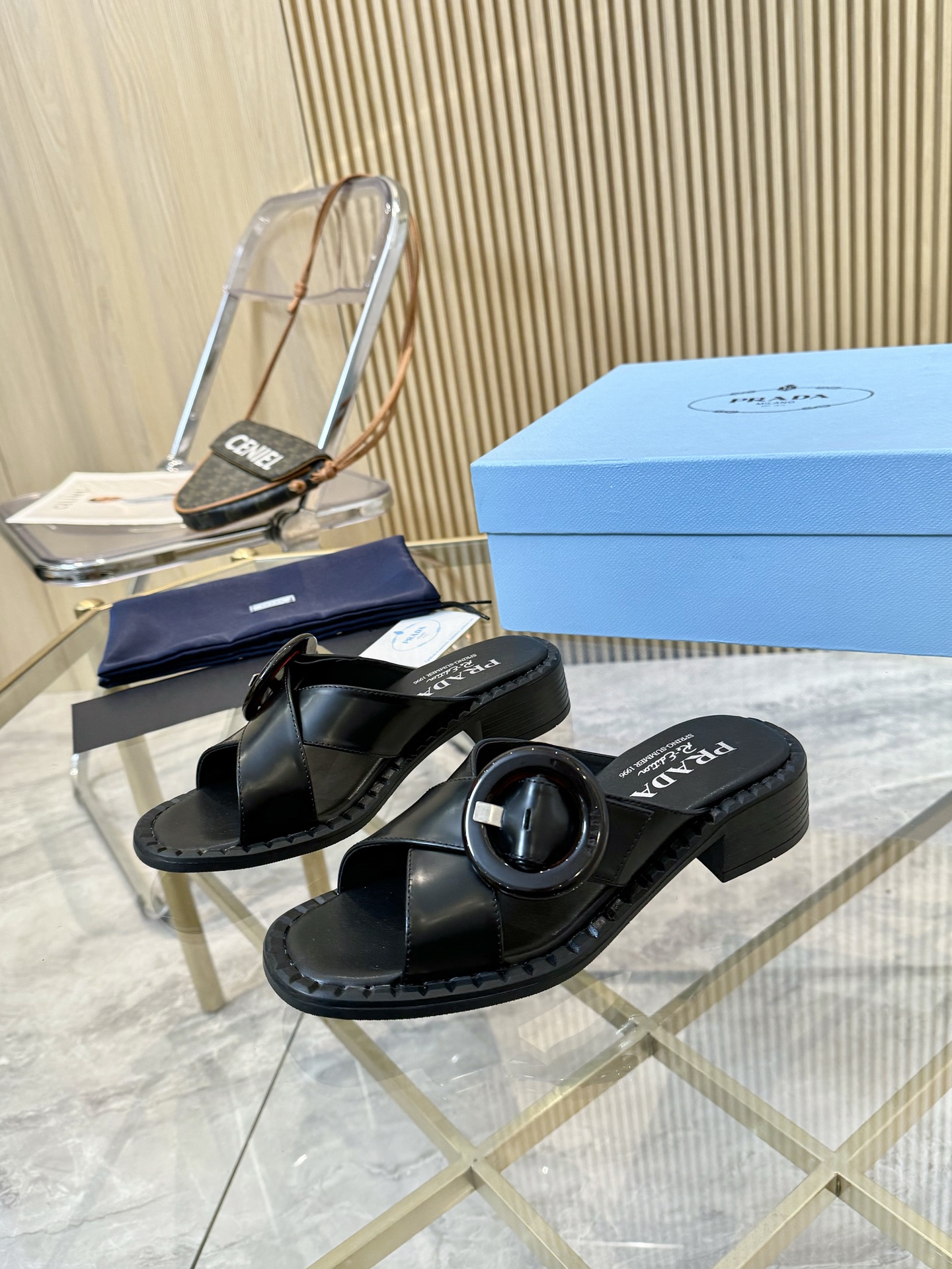 NO:387568,**Prada's new 2025 spring and summer cross sandals are here!  ** Latest catwalk model, classic upgrade, dual comfort and fashionableness online!  The round head design is versatile and not picky. It can be easily controlled whether it is lazy vacation style or urban minimalist outfit~ **Highlight express** Cross-belt design, modify the foot shape and make you look slim. Soft material, you won’t be tired all day long. Versatile color, black/white/pink matches as you like. Wear it and become fashionable in seconds!  This summer, let Prada's sandals accompany you to the streets~ #Prada's new style #sandals recommended #summer outfit #high-end slippers #upper patent leather inner lining: original custom sheepskin lining, cowhide footbed, original mold-open anti-slip sole Shoe size: 35-40 (41 can be customized), slippers sandals, prada, sandals, slippers, cowhide, sheepskin19860909**Prada 2025春夏新款交叉凉拖鞋来啦！**  最新走秀款,经典升级 舒适度与时髦度双重在线！圆头设计百搭不挑人,无论是慵懒度假风还是都市极简穿搭都能轻松驾驭～  **亮点速递**  交叉带设计,修饰脚型显瘦  柔软材质,暴走一整天也不累  百搭色系,黑/白/粉随心配  穿上它,秒变时髦精！ 这个夏天,就让Prada的凉拖陪你美美出街吧～  #Prada新款 #凉拖鞋推荐 #夏日穿搭 #高级感拖鞋 # 鞋面漆皮 内里: 原版定制羊皮内里,牛皮垫脚 大底原版开模防滑大底 鞋码: 35-40（41可订做）,拖鞋凉鞋,prada,sandals,slippers,cowhide,sheepskin,Women's Shoes