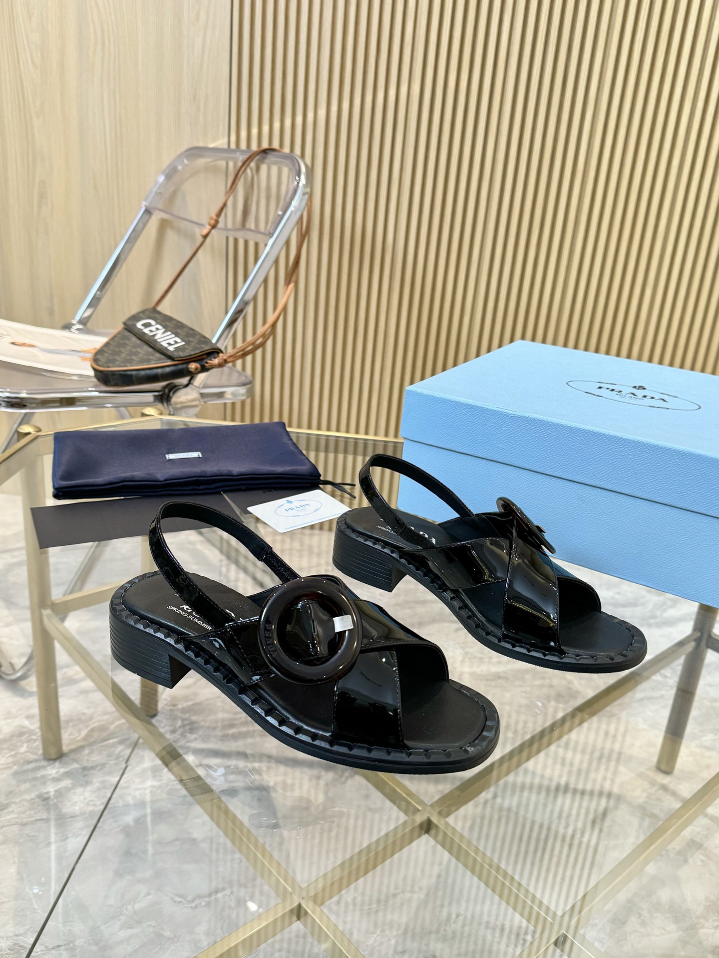 NO:391313,**Prada's new 2025 spring and summer cross sandals are here!  ** Latest catwalk model, classic upgrade, dual comfort and fashionableness online!  The round head design is versatile and not picky. It can be easily controlled whether it is lazy vacation style or urban minimalist outfit~ **Highlight express** Cross-belt design, modify the foot shape and make you look slim. Soft material, you won’t be tired all day long. Versatile color, black/white/pink matches as you like. Wear it and become fashionable in seconds!  This summer, let Prada's sandals accompany you to the streets~ #Prada's new style #sandals recommended #summer outfit #high-end slippers #upper patent leather inner lining: original custom sheepskin lining, cowhide footbed, original mold-open anti-slip sole Shoe size: 35-40 (41 can be customized), slippers sandals, prada, sandals, slippers, cowhide, sheepskin19860909**Prada 2025春夏新款交叉凉拖鞋来啦！**   最新走秀款,经典升级 舒适度与时髦度双重在线！圆头设计百搭不挑人,无论是慵懒度假风还是都市极简穿搭都能轻松驾驭～  **亮点速递**  交叉带设计,修饰脚型显瘦  柔软材质,暴走一整天也不累  百搭色系,黑/白/粉随心配  穿上它,秒变时髦精！ 这个夏天,就让Prada的凉拖陪你美美出街吧～  #Prada新款 #凉拖鞋推荐 #夏日穿搭 #高级感拖鞋 # 鞋面漆皮 内里: 原版定制羊皮内里,牛皮垫脚 大底原版开模防滑大底 鞋码: 35-40（41可订做）,拖鞋凉鞋,prada,sandals,slippers,cowhide,sheepskin,Women's Shoes