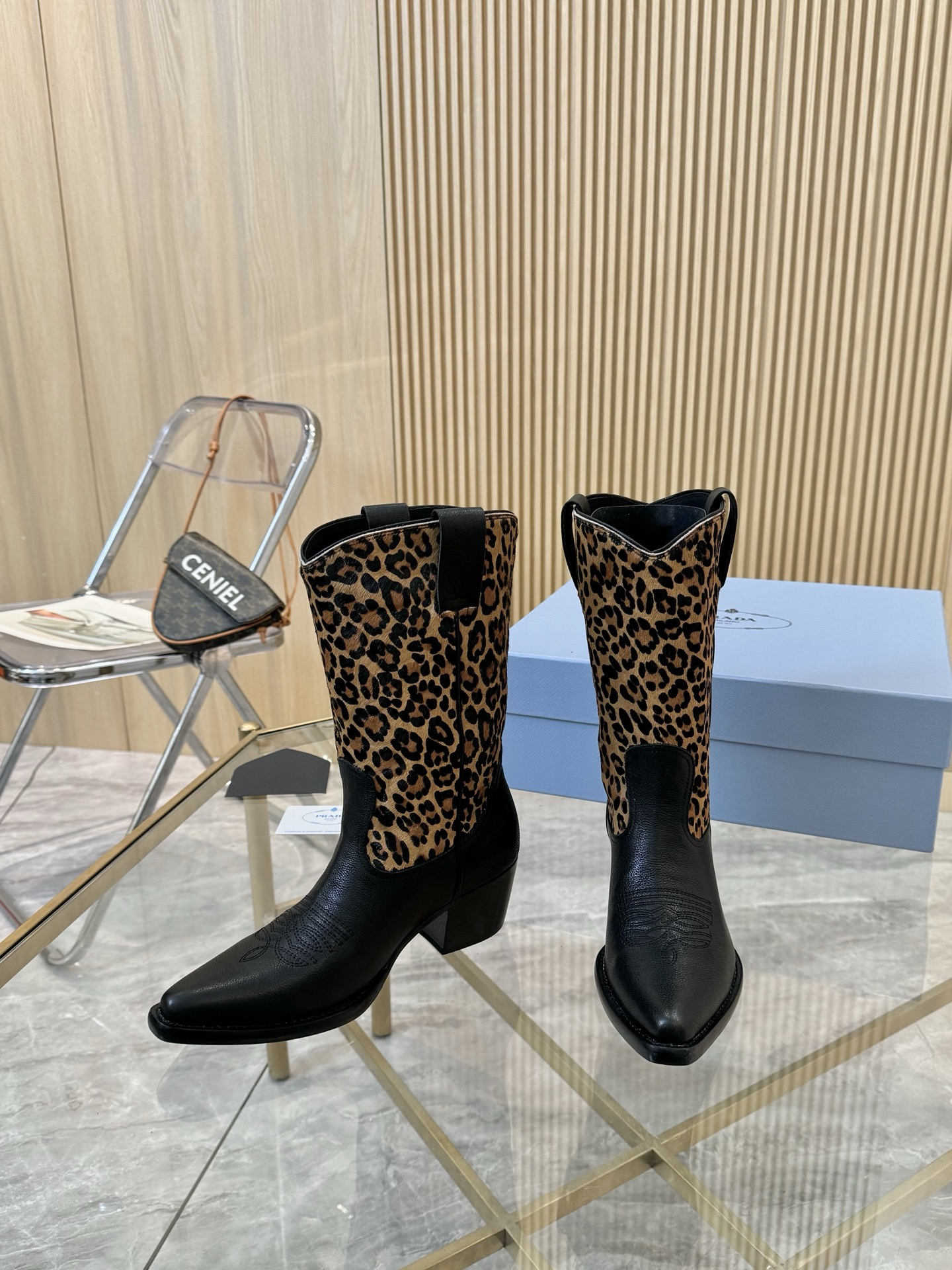 NO:477042,Rubber sole, leather sole **PRADA autumn and winter king boots | Wear top-quality pointed-toe boots that instantly become 'legged'!  ** ** [High-version ceiling] Exclusive 1:1 customization on the entire network, original version is zero-distance!  ** Detail control scream!  **Exquisite electric embroidery pattern for toe** Exquisite to mm level, fabric** Top layer of cowhide + cow slim + leopard print horse hair** Luxurious mix and match, full cowhide inside, 5.5cm kitten heels make you look slim and not tired, ** Anti-slip rubber sole/Italian genuine leather sole** Choose as you like~ ** [Highlight on your feet] Prada girls' versatile killer!  ** Important occasion?  Dating and shopping?  ** pointed toe design + mid-tube boots** Directly stretch the legs, elegant and a little bit noble, cool with a coat, lazy dress, slim and high temperament!   **【Why choose it?  】** ** Original-level craftsmanship** All accessories are benchmarked against counter ** Must-in-class leopard print horse-hair style, solid color cowhide classic oxen is like the warm sun in winter ** Comfort full score** Inner cowhide breathable and not stuffy #PRADA Girl #Autumn and Winter Boot Ceiling #Slimming Boots Number 35-40 (41,42 Customized), Boots, prada, boots, skirts, cowhide, Leather soles19860909橡胶底,真皮大底 **PRADA秋冬王炸靴｜穿上秒变“腿精”的顶奢尖头靴来了！**  **【高版本天花板】全网独家1:1定制,原版零距离！**  细节控尖叫！**鞋头精美电绣图案** 精致到毫米级,面料**头层牛皮+牛猄+豹纹马毛** 奢华混搭可选,内里全牛皮包裹,5.5cm小猫跟显瘦不累脚,**防滑橡胶底/意大利真皮底** 随心选～  **【上脚即高光】Prada女孩的百变杀手锏！**  重要场合？约会逛街？**尖头设计+中筒靴型** 直接拉长腿型,优雅中带点小贵气,配大衣飒爽,搭裙子慵懒,**显瘦显高气质开挂**！  **【为什么选它？】**  **原厂级工艺**所有配件都对标专柜  **秋冬必入款**豹纹马毛款野性,纯色牛皮经典 牛猄如冬日暖阳 **舒适度满分**内里牛皮透气不闷脚  #PRADA女孩 #秋冬靴子天花板 #显瘦神靴 码数35-40（41,42定做）,靴子,prada,boots,skirts,cowhide,Leather soles,Women's Shoes