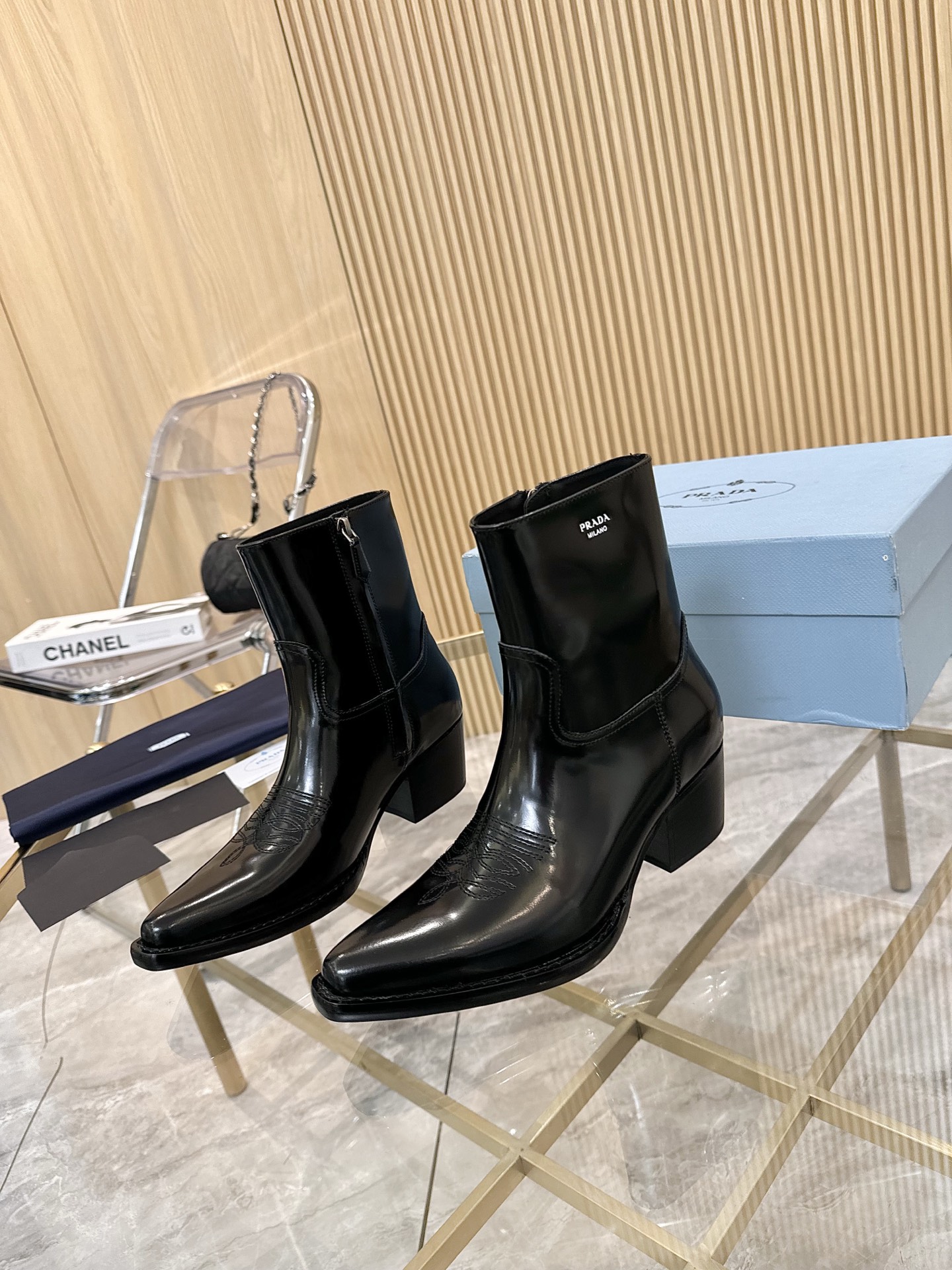 NO:463393,The luxury version of 'PRADA/Prada' classic pointed-toe boots. Prada can be used in important occasions. It has a fresh and a little noble feeling. It is perfect for the legs to make you look thin and elegant. This piece is just right to wear. When worn with this shoe, it is elegant, large, crystal clear, and various accessories materials are exclusively customized. It achieves zero distance between the original. The entire series is exciting and uncommon, allowing you to appreciate the ever-changing style of Prada girls. Size 35-40 (customized for 41, 42) Rubber soles, boots, prada, prada, boots19860909顶奢版本“PRADA/普拉达”经典尖头靴 Prada能在重要场合用得上了,清新风带点小贵气的感觉,上脚非常完美显腿瘦气质这块刚好拿捏,穿搭配上此鞋,优雅大方晶莹透剔,各种配件材质,都是独家一比一定制,做到原版离距零,整个系列都令人兴奋意和外的元素结合,让你略领Prada女孩的百变风格. 码数35-40（41,42定做） 橡胶大底,靴子,prada,prada,boots,Women's Shoes