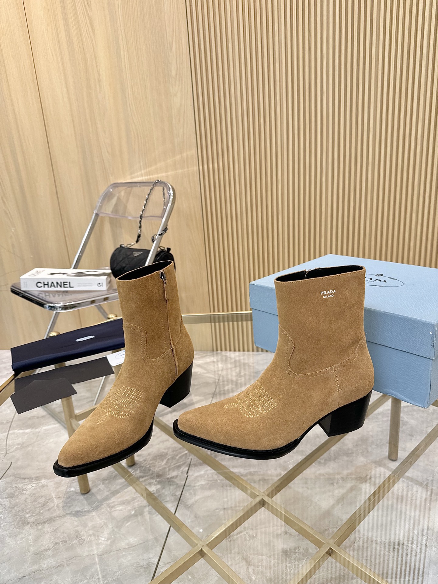 NO:463398,The luxury version of 'PRADA/Prada' classic pointed-toe boots. Prada can be used in important occasions. It has a fresh and a little noble feeling. It is perfect for the legs to make you look thin and elegant. This piece is just right to wear. When worn with this shoe, it is elegant, large, crystal clear, and various accessories materials are exclusively customized. It achieves zero distance between the original. The entire series is exciting and uncommon, allowing you to appreciate the ever-changing style of Prada girls. Size 35-40 (customized for 41, 42) Rubber soles, boots, prada, prada, boots19860909顶奢版本“PRADA/普拉达”经典尖头靴 Prada能在重要场合用得上了,清新风带点小贵气的感觉,上脚非常完美显腿瘦气质这块刚好拿捏,穿搭配上此鞋,优雅大方晶莹透剔,各种配件材质,都是独家一比一定制,做到原版离距零,整个系列都令人兴奋意和外的元素结合,让你略领Prada女孩的百变风格. 码数35-40（41,42定做） 橡胶大底,靴子,prada,prada,boots,Women's Shoes