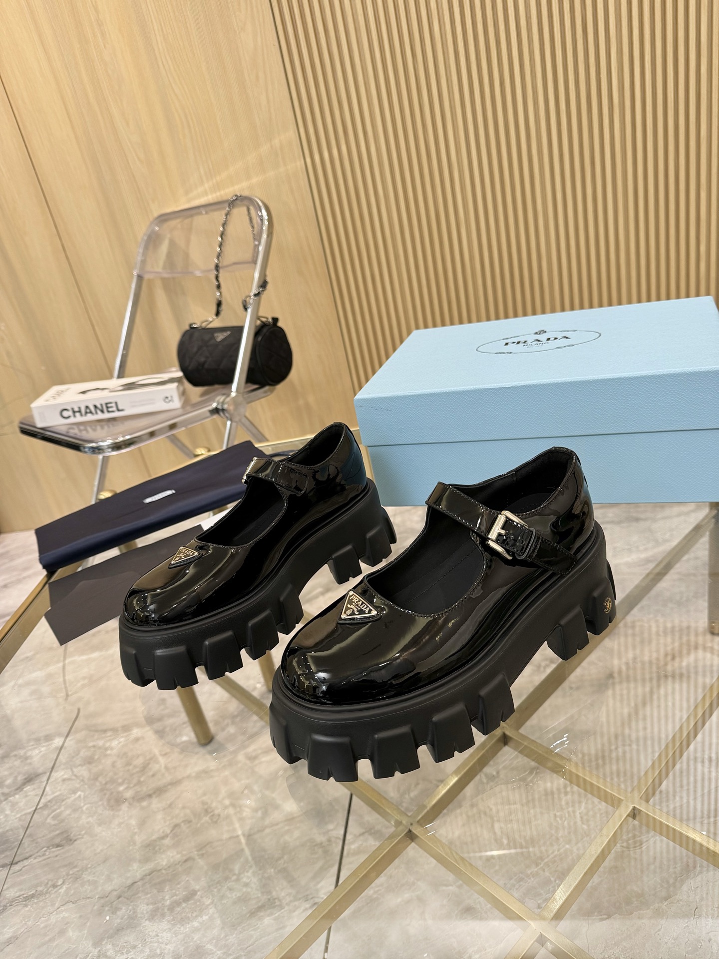 NO:466327,[Top version] (Neon patent leather) Prada new autumn and winter women's clothing | It's so beautiful that it's a mess!  Outside the name!  Anita will then update the latest SS25 catwalk model one after another, and the novel logo is used as a soul mate. It is full of fun~ Adhering to the trend-leading trend, you must believe in Prada's capture of fashion. 35-39 (40 and 41 custom-made, unreturned), Mary Jane, Prada, Mary Jane19860909【顶级版本】（牛漆皮） Prada新款秋冬女装｜美的一塌糊涂 号外！号外！Anita随后会陆续不断的更新SS25最新走秀款,新颖的Logo作为灵魂伴侣. 趣味十足～秉承着引领潮流的风向标,你一定要相信Prada对时尚的捕捉力.35-39（40、41定做不退）,玛丽珍,prada,mary jane,Women's Shoes