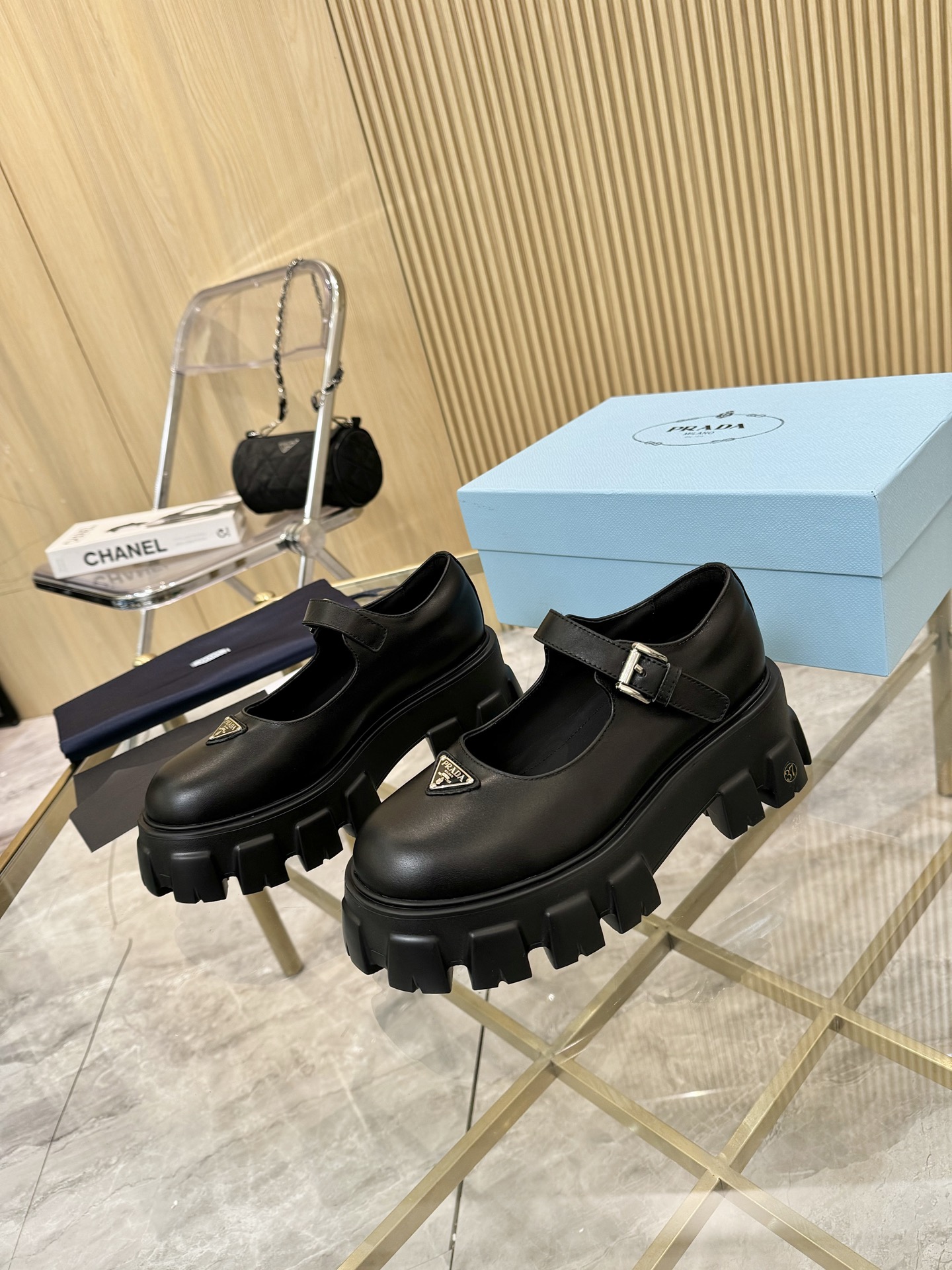 NO:466334,[Top version] (cowhide) Prada's new autumn and winter women's clothing | It's so beautiful that it's a mess!  Outside the name!  Anita will then update the latest SS25 catwalk model one after another, and the novel logo is used as a soul mate. It is full of fun~ Adhering to the trend-leading trend, you must believe in Prada's capture of fashion. 35-39 (40 and 41 custom-made, unreturned), Mary Jane, Prada, Mary Jane, cowhide19860909【顶级版本】（牛皮） Prada新款秋冬女装｜美的一塌糊涂 号外！号外！Anita随后会陆续不断的更新SS25最新走秀款,新颖的Logo作为灵魂伴侣. 趣味十足～秉承着引领潮流的风向标,你一定要相信Prada对时尚的捕捉力.35-39（40、41定做不退）,玛丽珍,prada,mary jane,cowhide,Women's Shoes