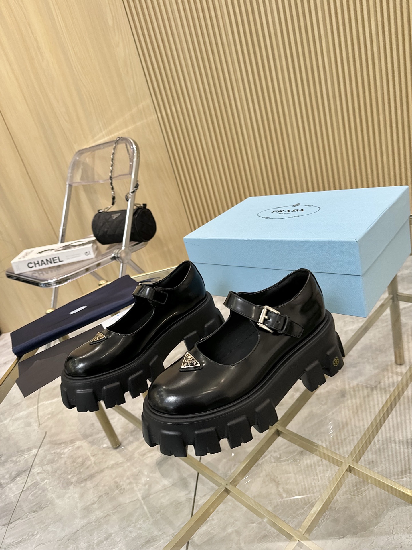 NO:466321,[Top version] (open edge beads) Prada new autumn and winter women's clothing | It's so beautiful that it's a mess!  Outside the name!  Anita will then update the latest SS25 catwalk model one after another, and the novel logo is used as a soul mate. It is full of fun~ Adhering to the trend-leading trend, you must believe in Prada's capture of fashion. 35-39 (40 and 41 custom-made, unreturned), Mary Jane, Prada, Mary Jane19860909【顶级版本】（开边珠） Prada新款秋冬女装｜美的一塌糊涂 号外！号外！Anita随后会陆续不断的更新SS25最新走秀款,新颖的Logo作为灵魂伴侣. 趣味十足～秉承着引领潮流的风向标,你一定要相信Prada对时尚的捕捉力.35-39（40、41定做不退）,玛丽珍,prada,mary jane,Women's Shoes