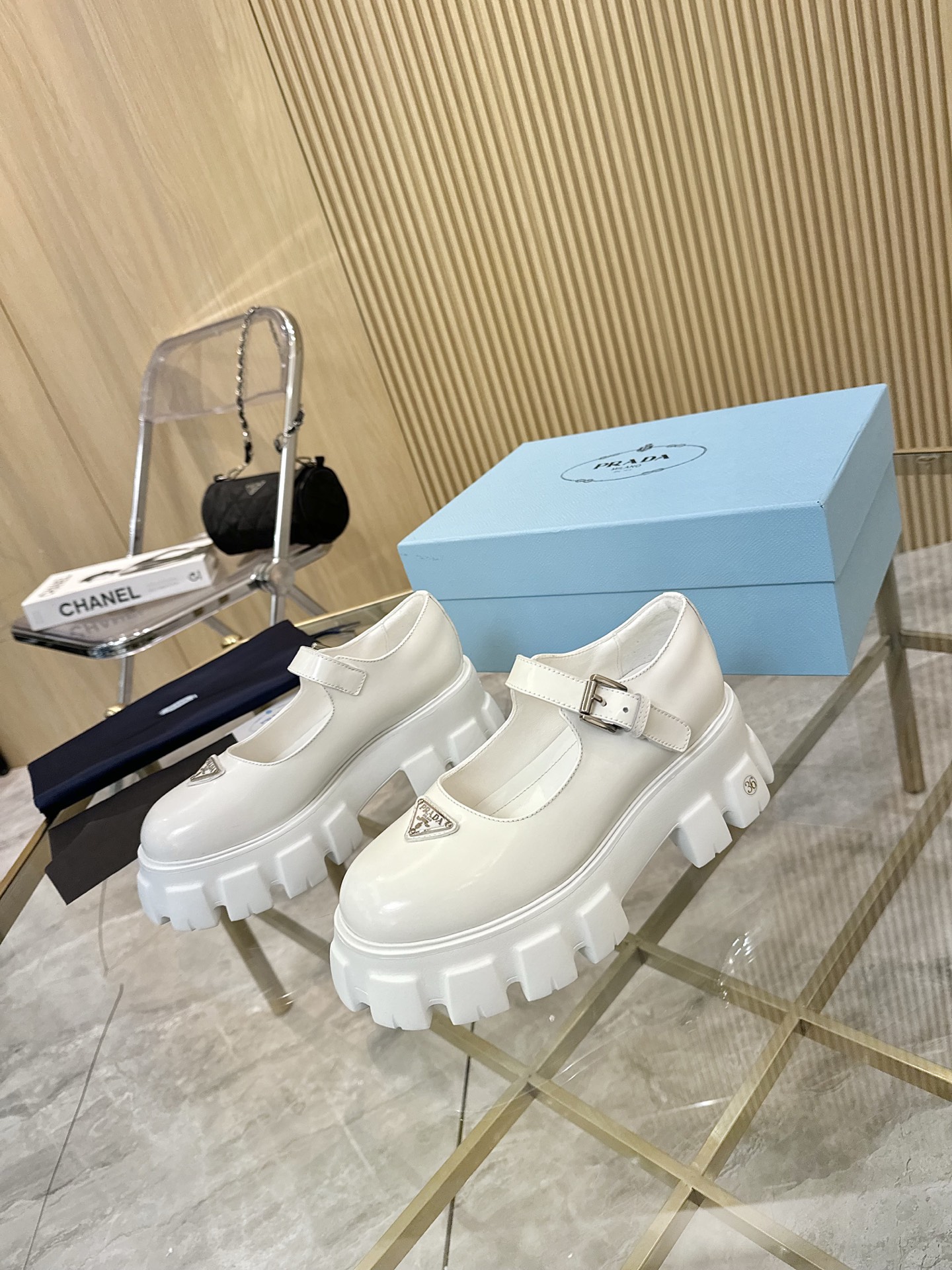 NO:466339,[Top version] Prada's new autumn and winter women's clothing | It's so beautiful that it's a mess!  Outside the name!  Anita will then update the latest SS25 catwalk model one after another, and the novel logo is used as a soul mate. It is full of fun~ Adhering to the trend-leading trend, you must believe in Prada's capture of fashion. 35-39 (40 and 41 custom-made, unreturned), Mary Jane, Prada, Mary Jane19860909【顶级版本】 Prada新款秋冬女装｜美的一塌糊涂 号外！号外！Anita随后会陆续不断的更新SS25最新走秀款,新颖的Logo作为灵魂伴侣. 趣味十足～秉承着引领潮流的风向标,你一定要相信Prada对时尚的捕捉力.35-39（40、41定做不退）,玛丽珍,prada,mary jane,Women's Shoes