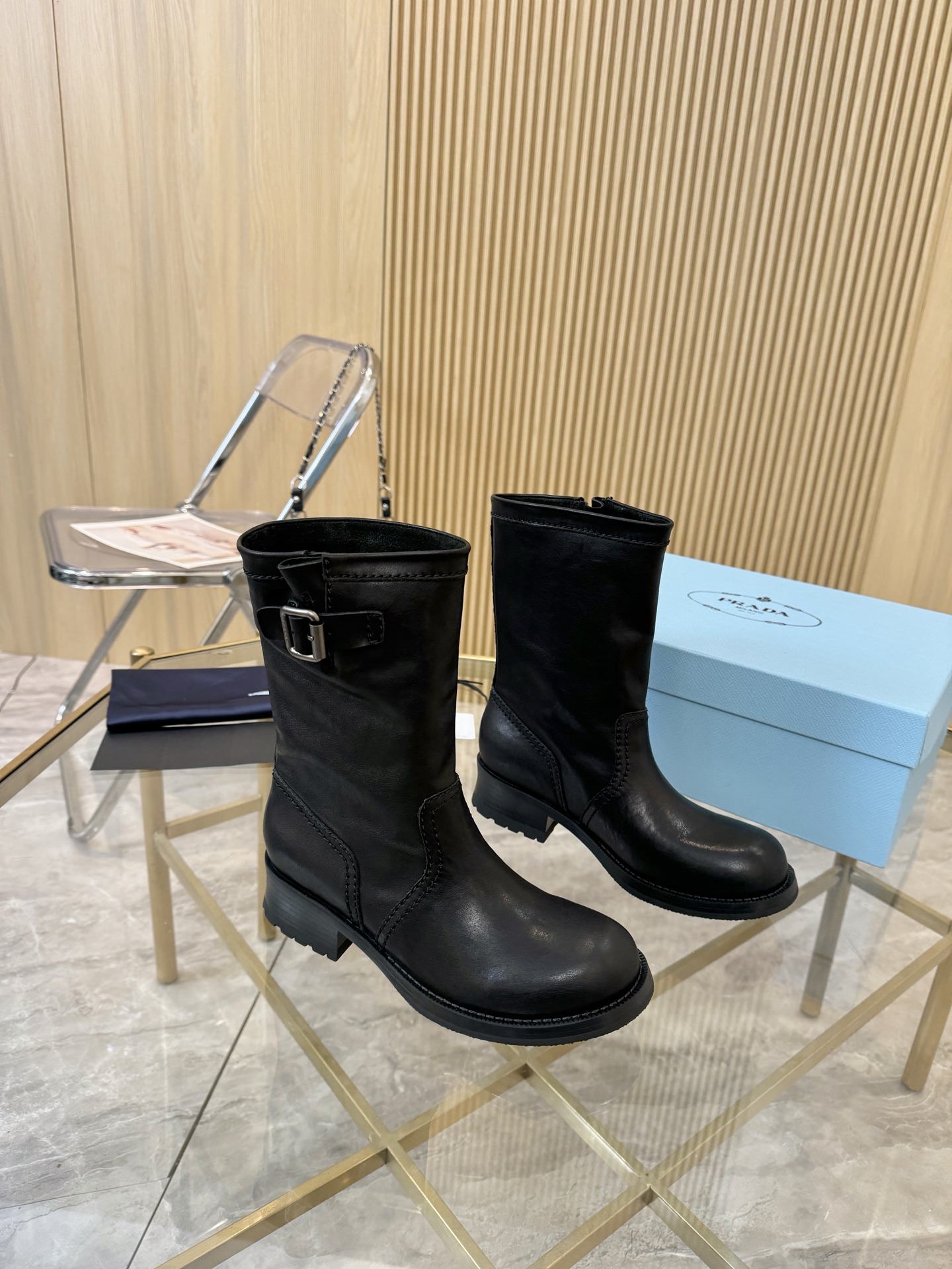 NO:470203,PRADA magic boots are here!  These retro short boots are too strong!  Sisters!  Prada's new retro boots are really amazing!  It is worthy of being a luxury brand, with a full texture directly~ Core highlights: The upper is selected imported vegetable-tanned cowhide. The texture is delicate and high-end. The more time you go, it tastes like the inner and insoles silk cowhide, skin-friendly and breathable, it is also very comfortable to wear barefoot. The original sole craftsmanship of the sole opens the mold and is restored 1:1. Walk steadily and does not tiring your feet. The legs look long!  Retro and fashionable, it looks good with jeans and skirts. Wear it, the rich daughter himself!  #PRADA short boots #retro boots #luxury outfit #ootd daily outfit Number: 35-41 (customized by 40/41), boots, prada, prada, boots, skirts, jeans, cowhide19860909PRADA神靴驾到！这双复古短靴也太顶了吧！ 姐妹们！普拉达新款复古短靴真的绝了！ 不愧是奢牌出品,质感直接拉满～ 核心亮点 鞋面精选进口植鞣牛皮 质感细腻高级 越穿越有味道 内里&鞋垫丝绸牛皮 亲肤透气 光脚穿也超舒服 鞋底原版工艺开模大底 1:1还原 走路稳又不累脚 上脚巨显腿长！复古又时髦 搭配牛仔裤、裙子都好看炸 穿上它就是富家千金本人！ #PRADA短靴 #复古靴子 #奢侈品穿搭 #ootd每日穿搭 码数:35－41 (40/41定做),靴子,prada,prada,boots,skirts,jeans,cowhide,Women's Shoes