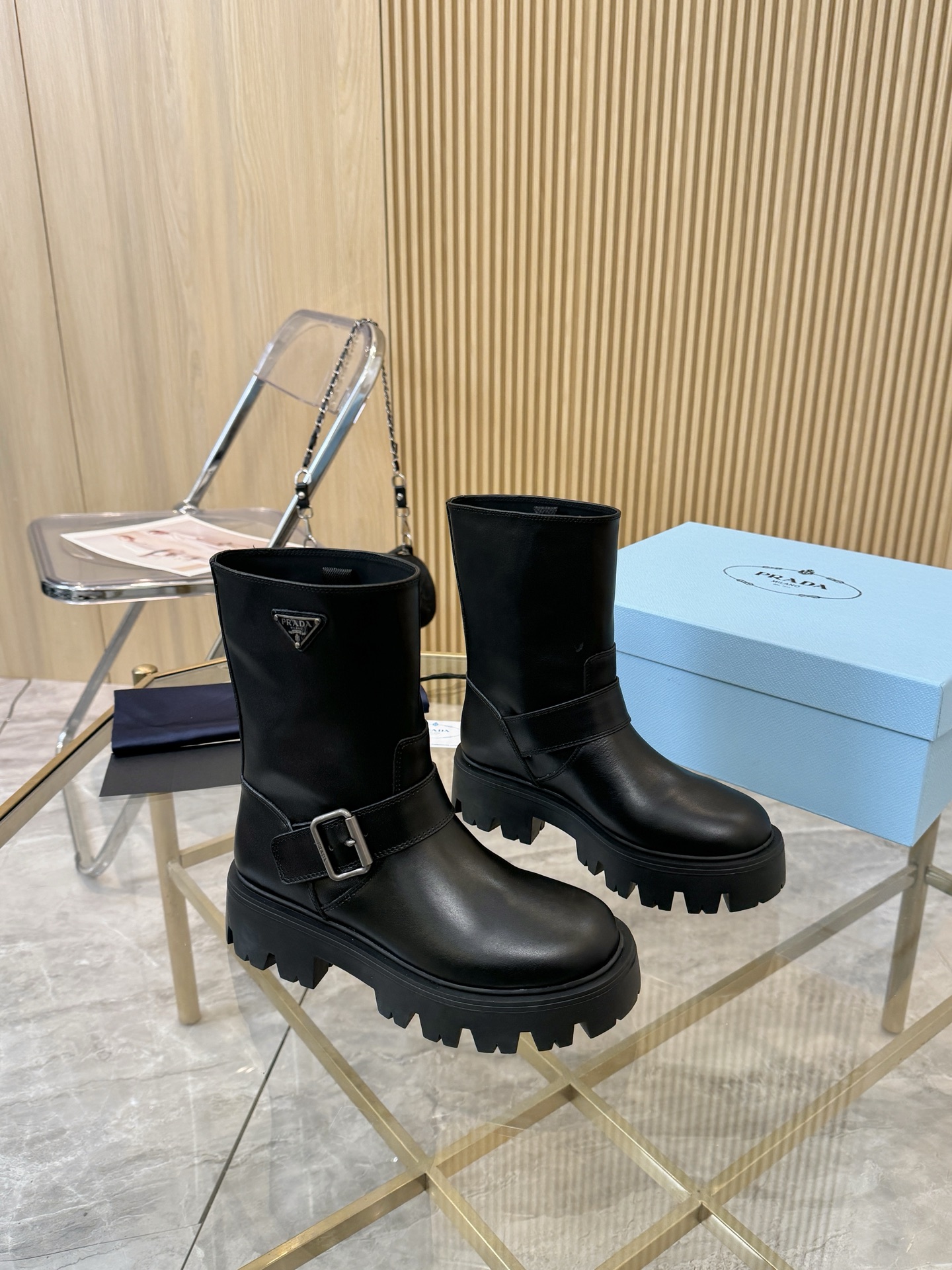 NO:470214,PRADA King of Prada Boots | The most worthwhile slim temperament battle boots this winter!  I was really amazed by this pair of Prada's boots!  It is worthy of being the king of out-of-stock that is hard to buy in winter. It stretches the legs instantly when you put it on, making it look slim and straightforward. It is straightforward to hold on to the temperament. It is elegant when walking~ Detailed ceiling, high-quality cowhide upper, full texture, full cowhide inside, warm and comfortable, original mold-opening sole, super high-quality restoration, classic triangle marks low-key and luxurious, whatever you want, it feels so high-end. This year's popular product is booked!  Whoever wears it looks good? #Prada boots#Winter hit #Slimming boots Size: 35-41 (customized by 40/41), boots, prada, prada, boots, cowhide19860909PRADA普拉达王炸神靴｜今年冬天最值得入的显瘦气质战靴！ 真的被这双普拉达一脚蹬靴子惊艳到了！ 不愧是冬天难买到的断货王 上脚瞬间拉长腿型 显瘦显直一绝 气质直接拿捏住 走路都带风～ 细节天花板 鞋面优质牛皮 质感满分 内里全牛皮 保暖又舒适 原版开模大底 还原度超高 经典三角标低调奢华 随便搭都高级感爆棚 今年爆款预定！谁穿谁好看 #Prada靴子#冬季爆款 #显瘦神靴 码数: 35－41 (40/41定做),靴子,prada,prada,boots,cowhide,Women's Shoes