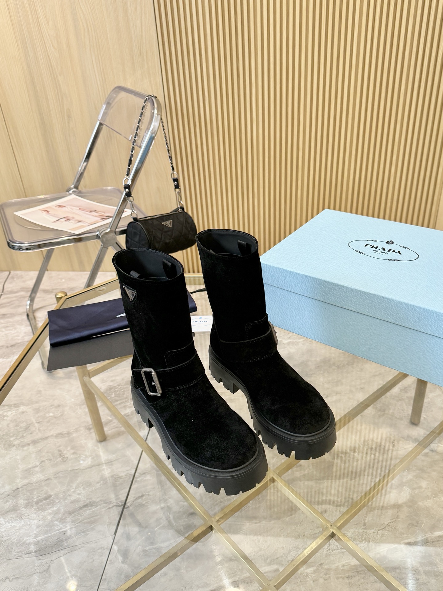 NO:470208,PRADA King of Prada Boots | The most worthwhile slim temperament battle boots this winter!  I was really amazed by this pair of Prada's boots!  It is worthy of being the king of out-of-stock that is hard to buy in winter. It stretches the legs instantly when you put it on your feet, making you look slim and straightforward. Hold your temperament directly and you will walk with a style~ Detailed ceiling, high-quality upper, full texture, full cowhide inside, warm and comfortable, original mold-opening, super high-resolution, classic triangle marks are low-key and luxurious, and any match is full of high-end feel. This year's popular product is booked!  Whoever wears it looks good? #Prada boots#Winter hit #Slimming boots Size: 35-41 (customized by 40/41), boots, prada, prada, boots, cowhide19860909PRADA普拉达王炸神靴｜今年冬天最值得入的显瘦气质战靴！ 真的被这双普拉达一脚蹬靴子惊艳到了！ 不愧是冬天难买到的断货王 上脚瞬间拉长腿型 显瘦显直一绝 气质直接拿捏住 走路都带风～ 细节天花板 鞋面优质牛猄 质感满分 内里全牛皮 保暖又舒适 原版开模大底 还原度超高 经典三角标低调奢华 随便搭都高级感爆棚 今年爆款预定！谁穿谁好看 #Prada靴子#冬季爆款 #显瘦神靴 码数: 35－41 (40/41定做),靴子,prada,prada,boots,cowhide,Women's Shoes