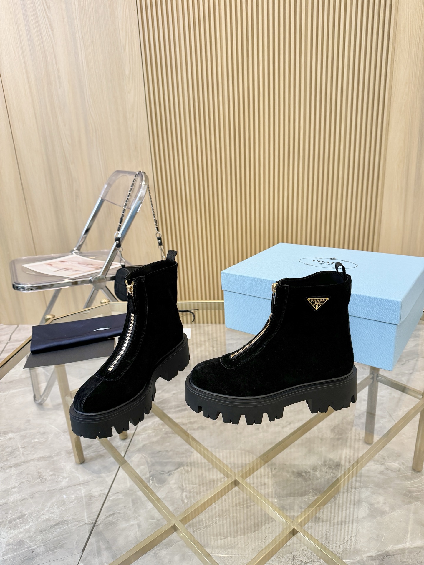 NO:470220,PRADA 25ss Beautiful Magic Boots | The King of Popular Products This Winter I’m really caught by this pair of Prada boots!  !  If you miss it in winter, you really have to pat your thighs with classic triangle mark + minimalist design. You can live in a whole high-end way. You have never lost the temperament!  The legs look thinner!  Giantly modified leg shape!  Whoever wears it has long legs~ Walking with a cool and elegant style, it looks super stylish when paired with a coat or a short skirt!  The materials are not to be picked. Upper | High-quality beef leather, delicate, soft and textured. Inner | All cowhide, breathable, comfortable and not stuffy. Outsole | Original molded and open sole. Walk steadily and look taller without tiring. This year's popular product is reserved. Wear it and you are walking mower~ Sisters will rush quickly!  The high-end feeling is full of sensation. Don’t be too terrible!  #Prada new style #hot boots #slim boots #high-end outfits Size number: 35-41 (customized by 40/41), boots, prada, boots, skirts, cowhide19860909PRADA 25ss 绝美神靴｜今年冬天必入的爆款王炸 真的被这双Prada一脚蹬靴子拿捏住了！！ 冬天错过真的要拍大腿经典三角标+极简设计 一整个高级住 气质这块就没输过！ 上脚巨显腿细！巨修饰腿型！ 谁穿谁是大长腿～走路带风又飒又优雅 搭配大衣或短裙都超有范儿 怎么穿都好看！ 用料更是没得挑 鞋面｜优质牛猄皮 细腻柔软有质感 内里｜全牛皮 透气舒适不闷脚 大底｜原版开模大底 走路稳且显高不累脚 今年爆款预定 穿上就是行走的种草机～ 姐妹速冲！高级感拉满 真的不要太哇塞！ #Prada新款 #爆款靴子 #显瘦神靴 #高级感穿搭 码数: 35－41 (40/41定做),靴子,prada,boots,skirts,cowhide,Women's Shoes