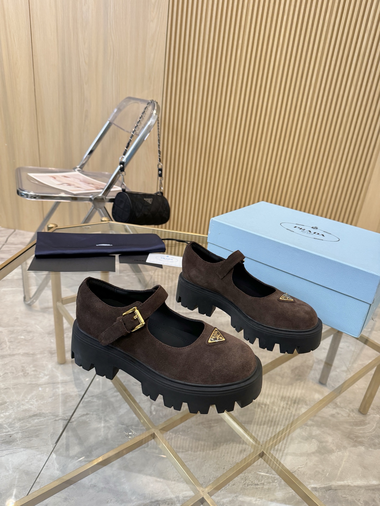 NO:466347,[Top version] (open edge beads) Prada new autumn and winter women's clothing | It's so beautiful that it's a mess!  Outside the name!  Anita will then update the latest SS25 catwalk model one after another, and the novel logo is used as a soul mate. It is full of fun~ Adhering to the trend-leading trend, you must believe in Prada's capture of fashion. 35-39 (40 and 41 custom-made, unreturned), Mary Jane, Prada, Mary Jane19860909【顶级版本】（开边珠） Prada新款秋冬女装｜美的一塌糊涂 号外！号外！Anita随后会陆续不断的更新SS25最新走秀款,新颖的Logo作为灵魂伴侣. 趣味十足～秉承着引领潮流的风向标,你一定要相信Prada对时尚的捕捉力.35-39（40、41定做不退）,玛丽珍,prada,mary jane,Women's Shoes