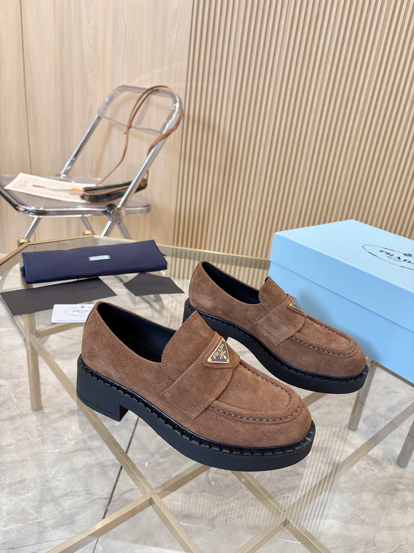 NO:705564,Prad top version!  The quality of the products has been certified. The highest version of Prada, a classic hit, is a 1:1 replica. Loafford shoes for the spring and autumn seasons, classic silver and black triangle logo, with logo micro-mark details on the upper, 4.5cm heel height, comfortable on the feet and thin legs, favorite among fashion-leading young ladies and Internet celebrities. The color is black, white, black/white, crocodile print, leopard print, brown. The packaging is equipped with counter certificates, cards, and pure cotton bags for shipment.  Women's model 34-41 (34.40.41 must be customized) Men's model 38-46 (38.45.46 must be customized) P S Women's model (men's model plus 10) crocodile pattern, horsehair plus 10, loafers, prada, prada, loafers19860909Prad顶级版本！ 精品品质已认证 经典爆款prada普拉达最高版本1:1复刻. 春秋四季乐福德比鞋,经典银黑三角标, 搭配鞋面Logo微标细节,4.5cm跟高, 上脚舒适瘦腿, 引领时尚的小姐姐网红们最爱. 颜色黑色,白色,黑/白, 鳄鱼纹,豹纹,咖啡色 包装配专柜合格证,卡片, 纯棉布袋包装出货. 女款34-41（34.40.41 须订做） 男款38-46（38.45.46须订做） P S女款（男款加10）鳄鱼纹,马毛加10,乐福鞋,prada,prada,loafers,Women's Shoes