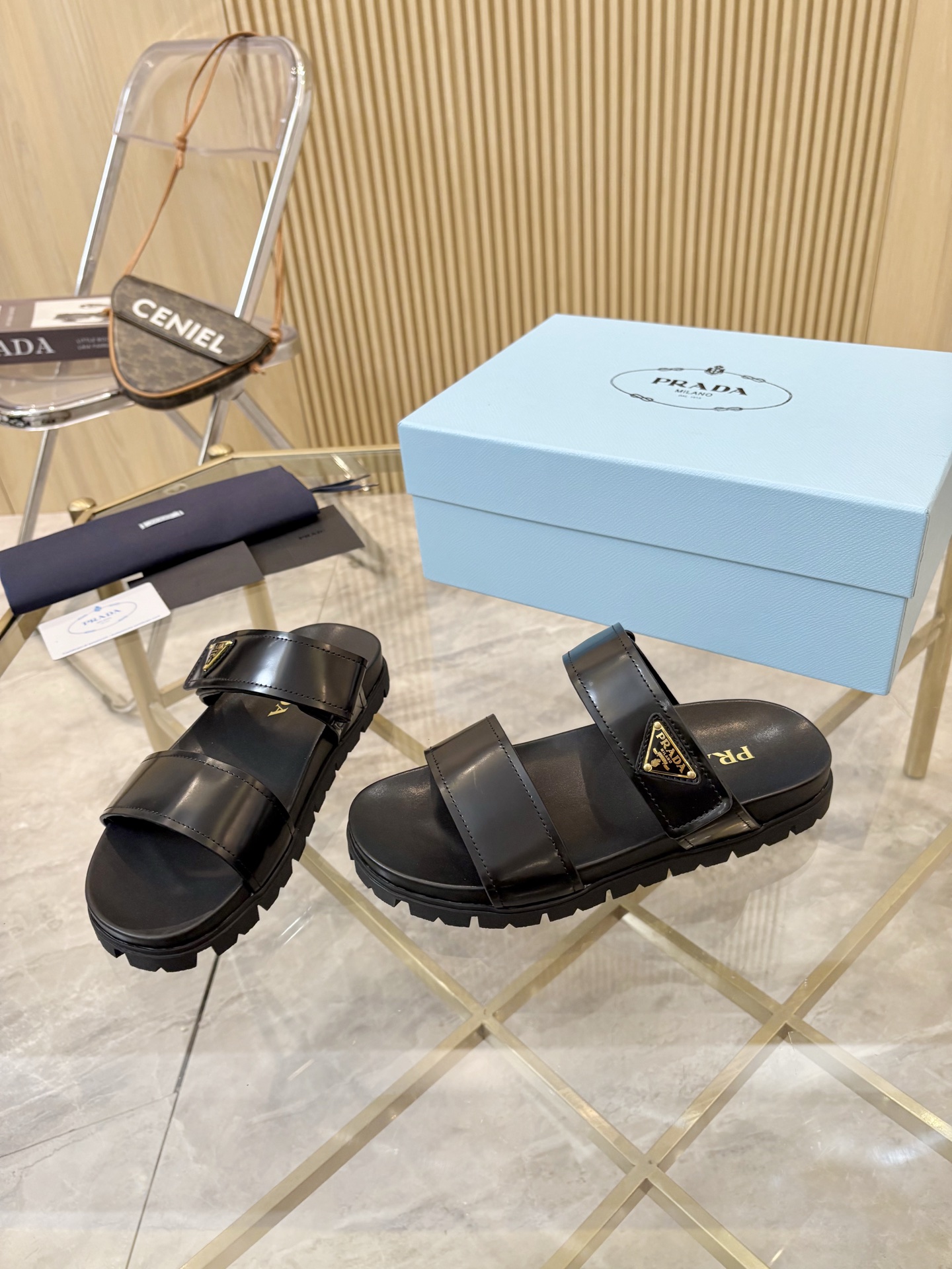 NO:814783,P's latest model, high mercerized cow suede, imported cowhide lining, original non-slip pattern outsole, iconic triangle logo, original packaging size: 35-42, slippers, slippers, cowhide19860909P家最新款 面高丝光牛反绒 里进口牛皮 底原版防滑工艺花纹大底 标志性三角标,原版包装 size:35-42,拖鞋,slippers,cowhide,Women's Shoes