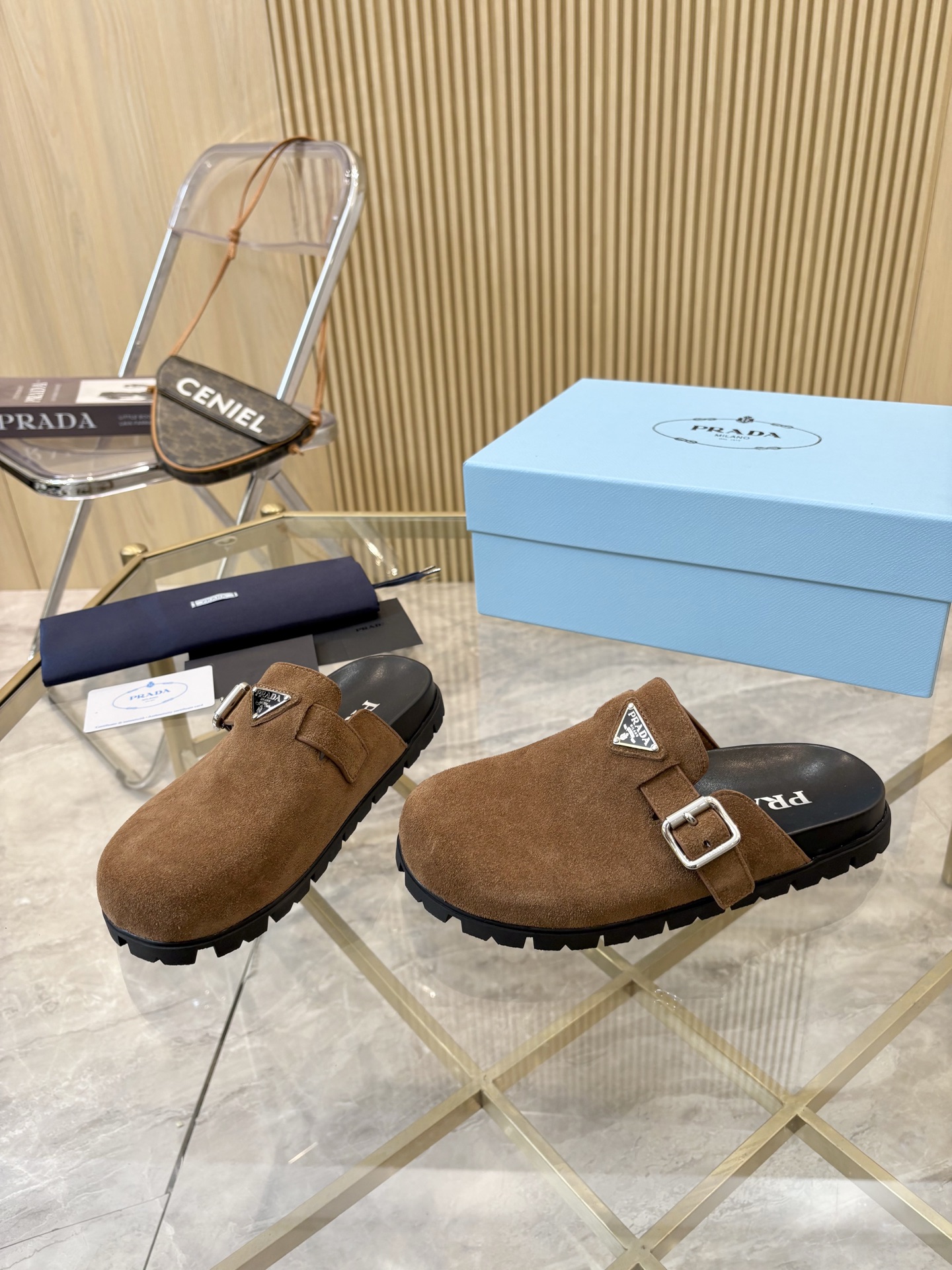 NO:814770,P's latest model, high mercerized cowhide suede, imported cowhide lining, original non-slip craft pattern outsole, iconic triangle logo, original packaging size: 35-42 women, 38-45 men, half drag, cowhide19860909P家最新款 面高丝光牛反绒 里进口牛皮 底原版防滑工艺花纹大底 标志性三角标,原版包装 size:35-42女 38-45男,半拖,cowhide,Women's Shoes