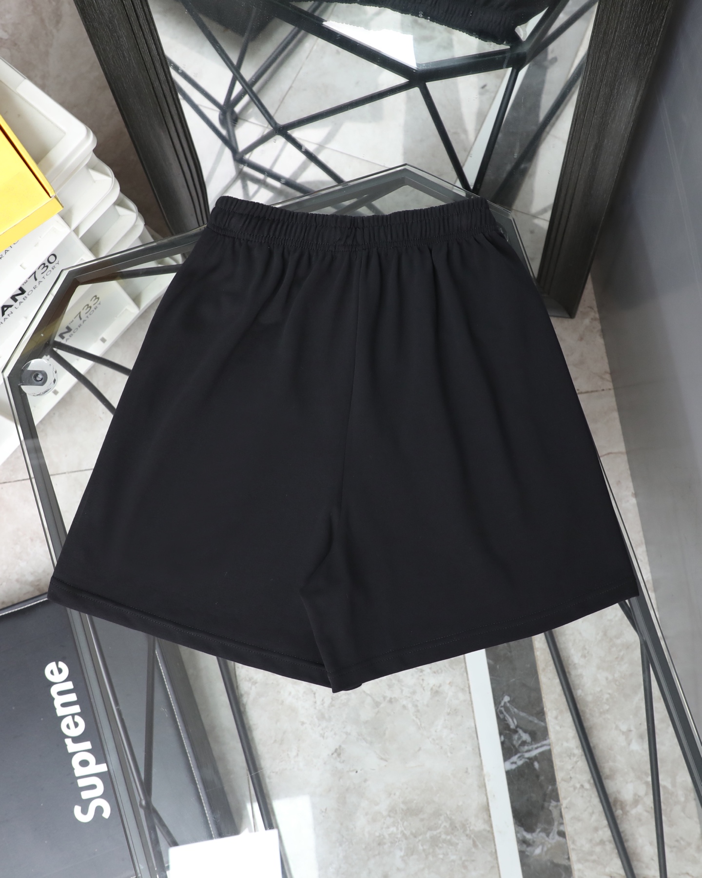 💰105
（顶级版本）巴黎世家BALENCIAGA经典款双环刺绣大毛圈短裤
宽松版型 面料定织定染380克纯棉大毛圈 面料全部经过预缩水和蚀毛处理 洗后不缩水 手感柔软顺滑亲肤舒适 从纱线开始定织然后分开定染 确保面料纹理性质颜色保持一致 
定制原版面料 质感细节都做到了极致 ！
高定系列 区别市场通货 
颜色: 黑  
 尺码：S / M / L /XL
             裤长     腰围     臀围
    S          48        51        107
    M        49.5        53        112
     L         51        55        117
    XL       52.5        57        122
  
