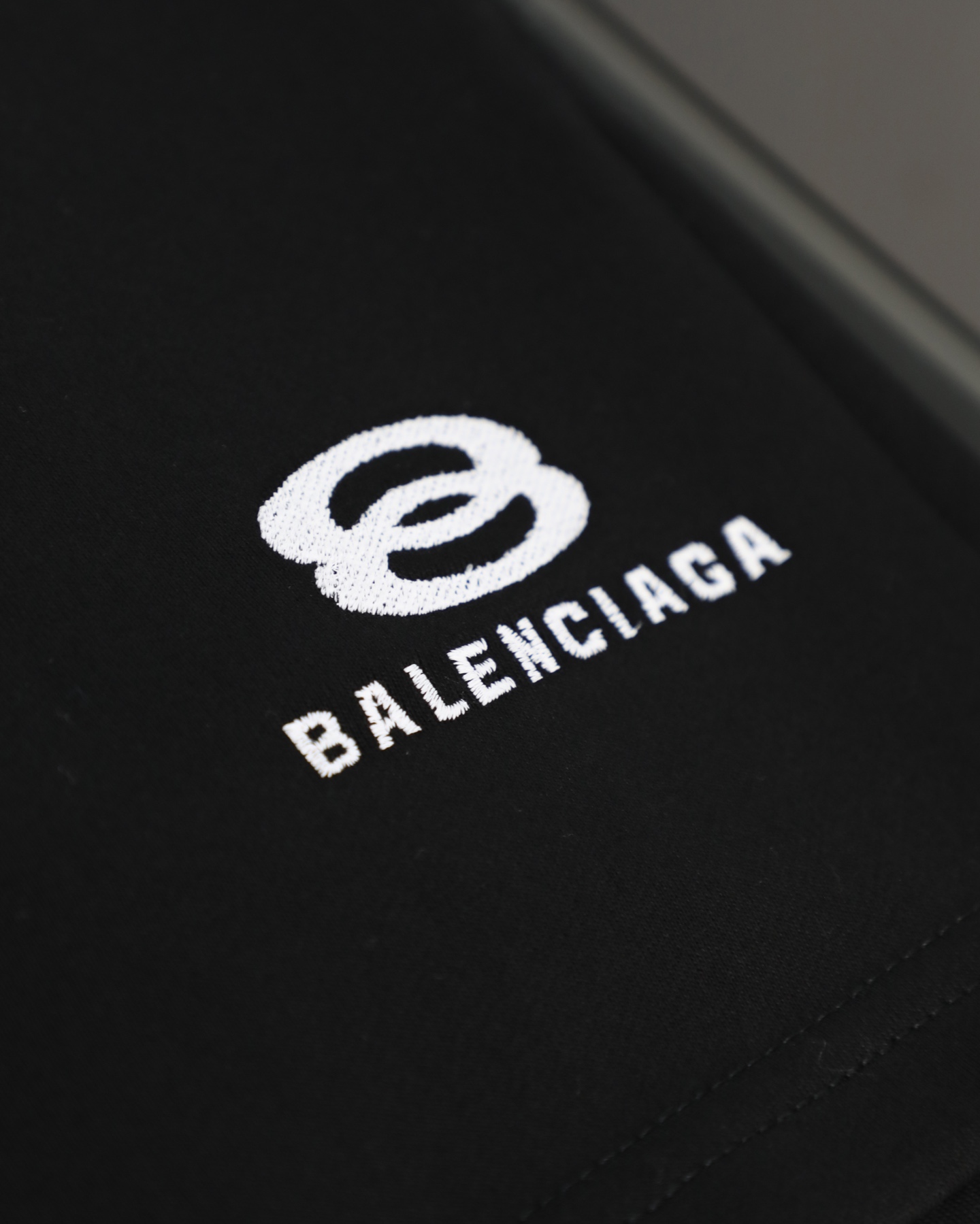 💰105
（顶级版本）巴黎世家BALENCIAGA经典款双环刺绣大毛圈短裤
宽松版型 面料定织定染380克纯棉大毛圈 面料全部经过预缩水和蚀毛处理 洗后不缩水 手感柔软顺滑亲肤舒适 从纱线开始定织然后分开定染 确保面料纹理性质颜色保持一致 
定制原版面料 质感细节都做到了极致 ！
高定系列 区别市场通货 
颜色: 黑  
 尺码：S / M / L /XL
             裤长     腰围     臀围
    S          48        51        107
    M        49.5        53        112
     L         51        55        117
    XL       52.5        57        122
  
