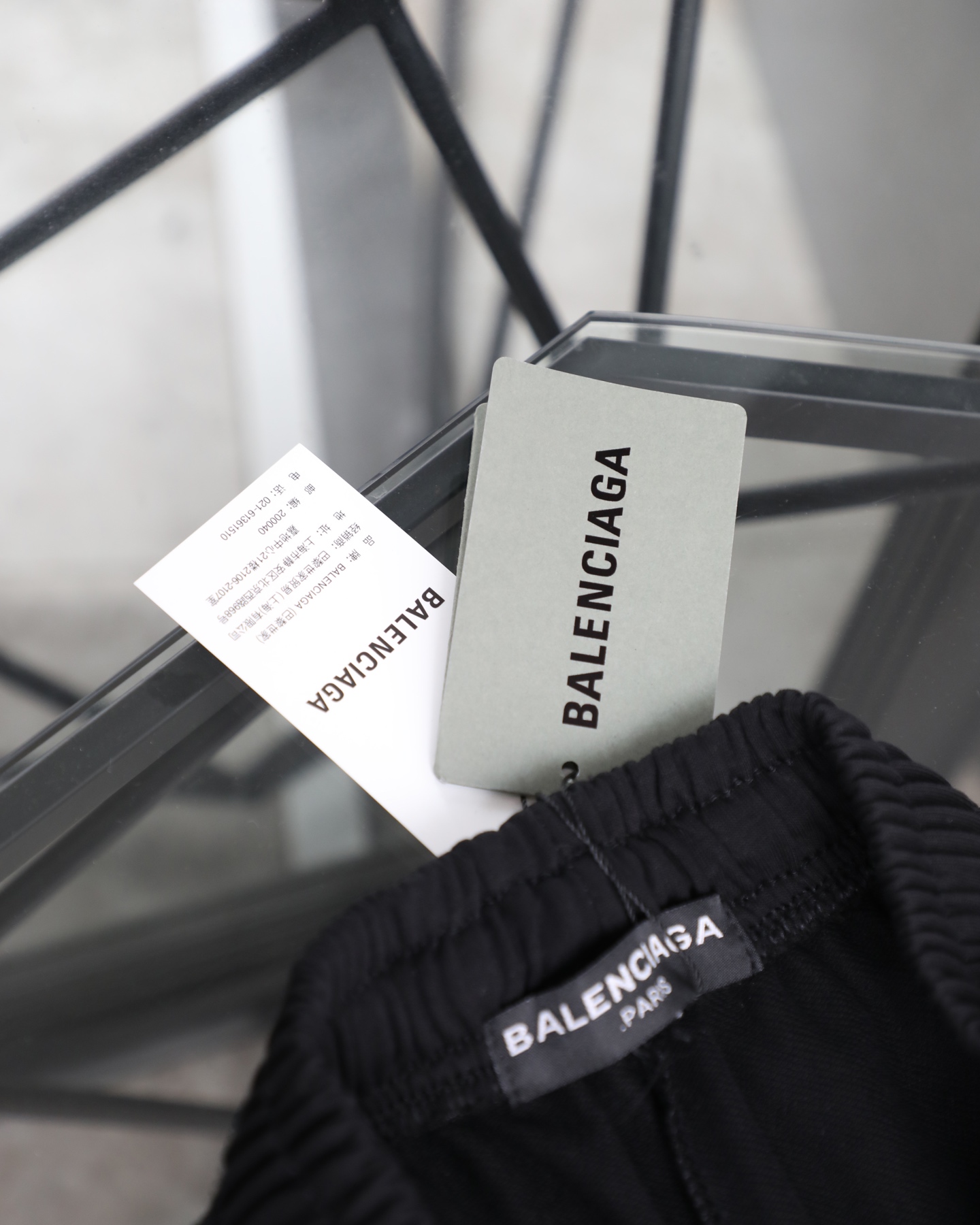 💰105
（顶级版本）巴黎世家BALENCIAGA经典款双环刺绣大毛圈短裤
宽松版型 面料定织定染380克纯棉大毛圈 面料全部经过预缩水和蚀毛处理 洗后不缩水 手感柔软顺滑亲肤舒适 从纱线开始定织然后分开定染 确保面料纹理性质颜色保持一致 
定制原版面料 质感细节都做到了极致 ！
高定系列 区别市场通货 
颜色: 黑  
 尺码：S / M / L /XL
             裤长     腰围     臀围
    S          48        51        107
    M        49.5        53        112
     L         51        55        117
    XL       52.5        57        122
  
