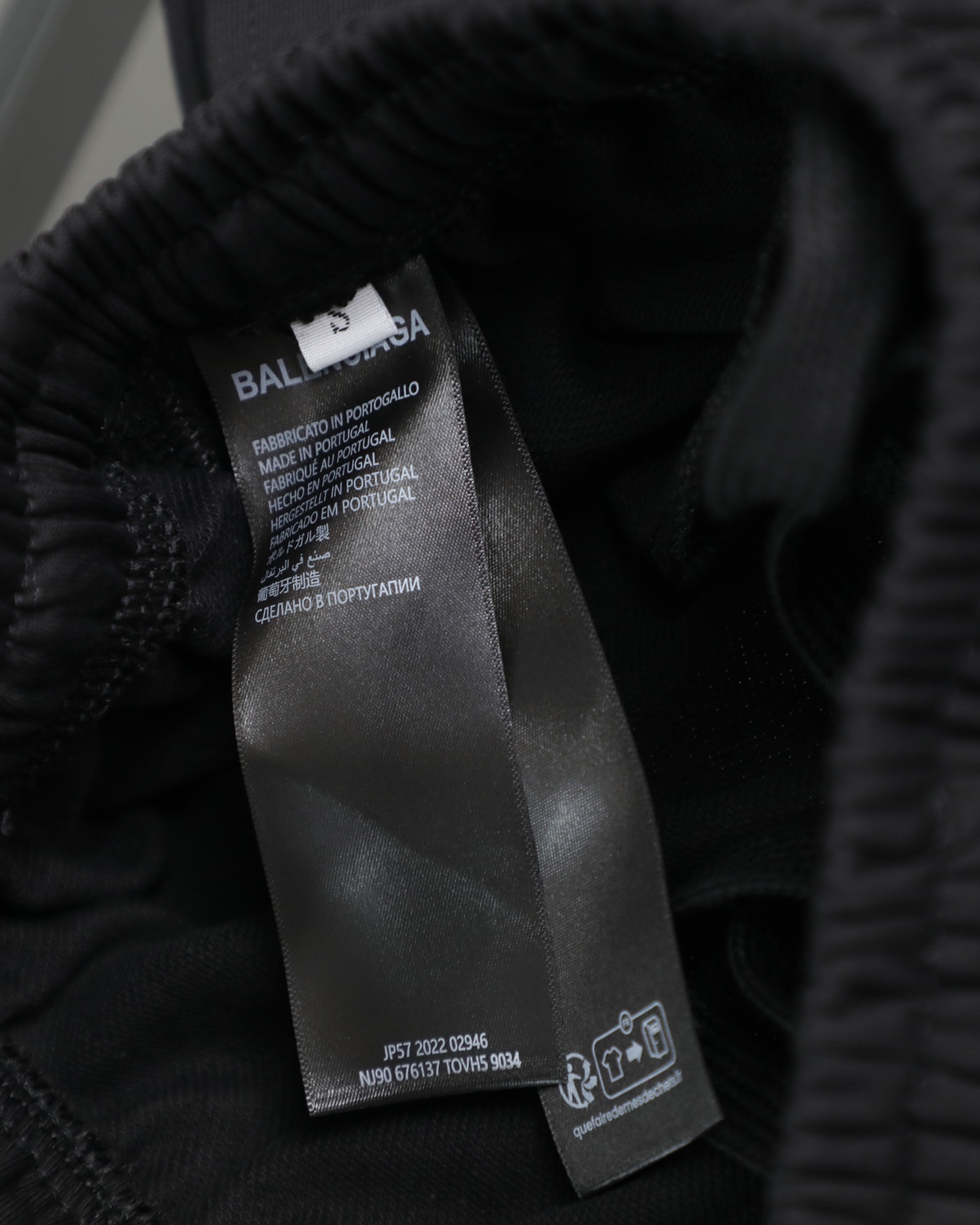 💰105
（顶级版本）巴黎世家BALENCIAGA经典款双环刺绣大毛圈短裤
宽松版型 面料定织定染380克纯棉大毛圈 面料全部经过预缩水和蚀毛处理 洗后不缩水 手感柔软顺滑亲肤舒适 从纱线开始定织然后分开定染 确保面料纹理性质颜色保持一致 
定制原版面料 质感细节都做到了极致 ！
高定系列 区别市场通货 
颜色: 黑  
 尺码：S / M / L /XL
             裤长     腰围     臀围
    S          48        51        107
    M        49.5        53        112
     L         51        55        117
    XL       52.5        57        122
  
