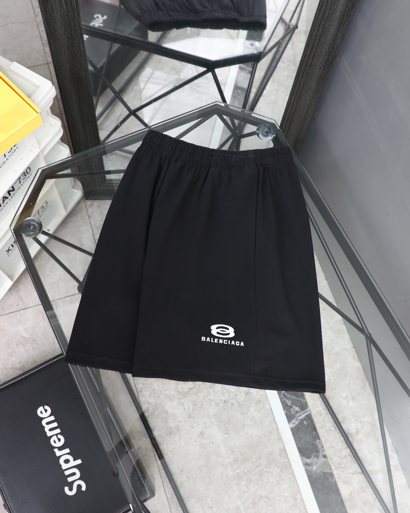 💰105
（顶级版本）巴黎世家BALENCIAGA经典款双环刺绣大毛圈短裤
宽松版型 面料定织定染380克纯棉大毛圈 面料全部经过预缩水和蚀毛处理 洗后不缩水 手感柔软顺滑亲肤舒适 从纱线开始定织然后分开定染 确保面料纹理性质颜色保持一致 
定制原版面料 质感细节都做到了极致 ！
高定系列 区别市场通货 
颜色: 黑  
 尺码：S / M / L /XL
             裤长     腰围     臀围
    S          48        51        107
    M        49.5        53        112
     L         51        55        117
    XL       52.5        57        122
  
