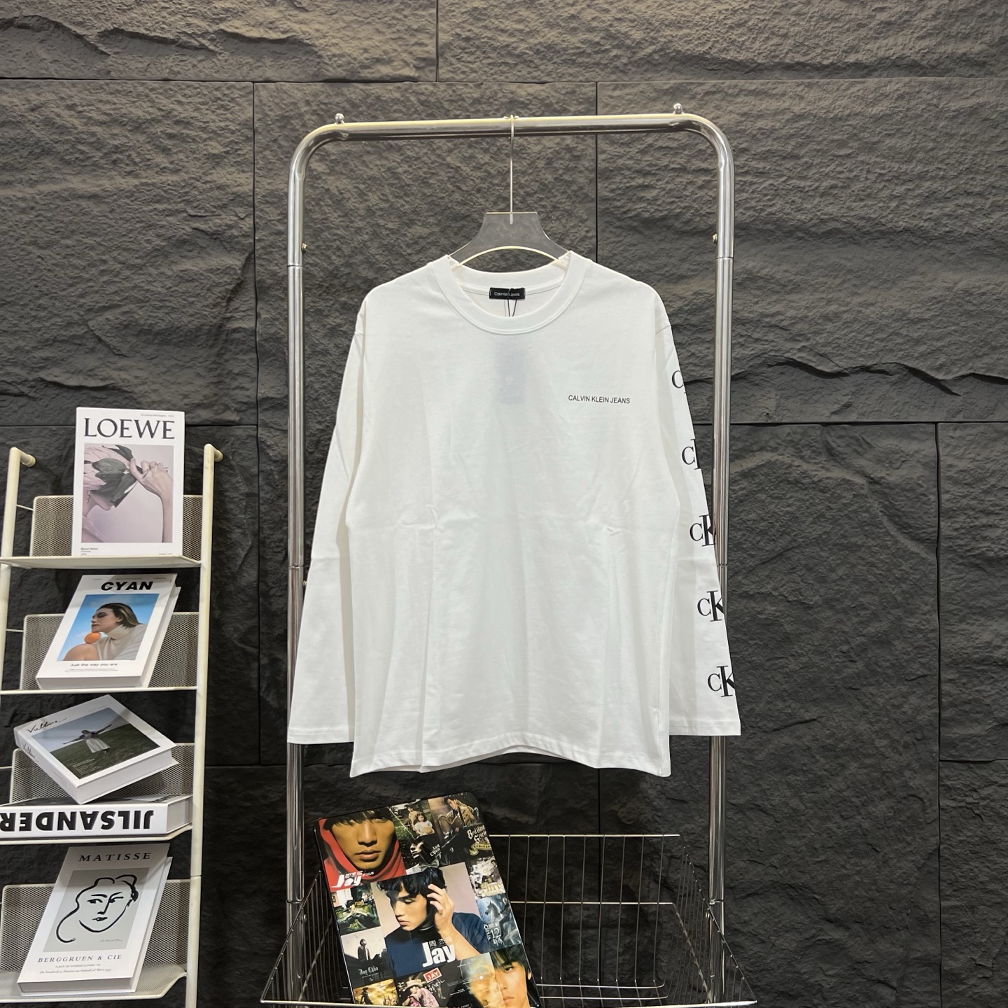 💰100
CK/CALVIN KLEIN 2025春款经典款CK字母长袖T恤  
绝对的高品质 
面料采用精选260克32支全棉双纱面料
亲肤舒适透气性强 
高水平做工，肩部下摆双针走线，品质绝对不输专柜 强烈推荐款！打底必备！
颜色：黑色 白色
尺码： M——XXL
N衣长70 胸围116 肩宽56
L衣长72 胸围120 肩宽57
XL衣长74 胸围124 肩宽58
XXL衣长76 胸围128 肩宽59