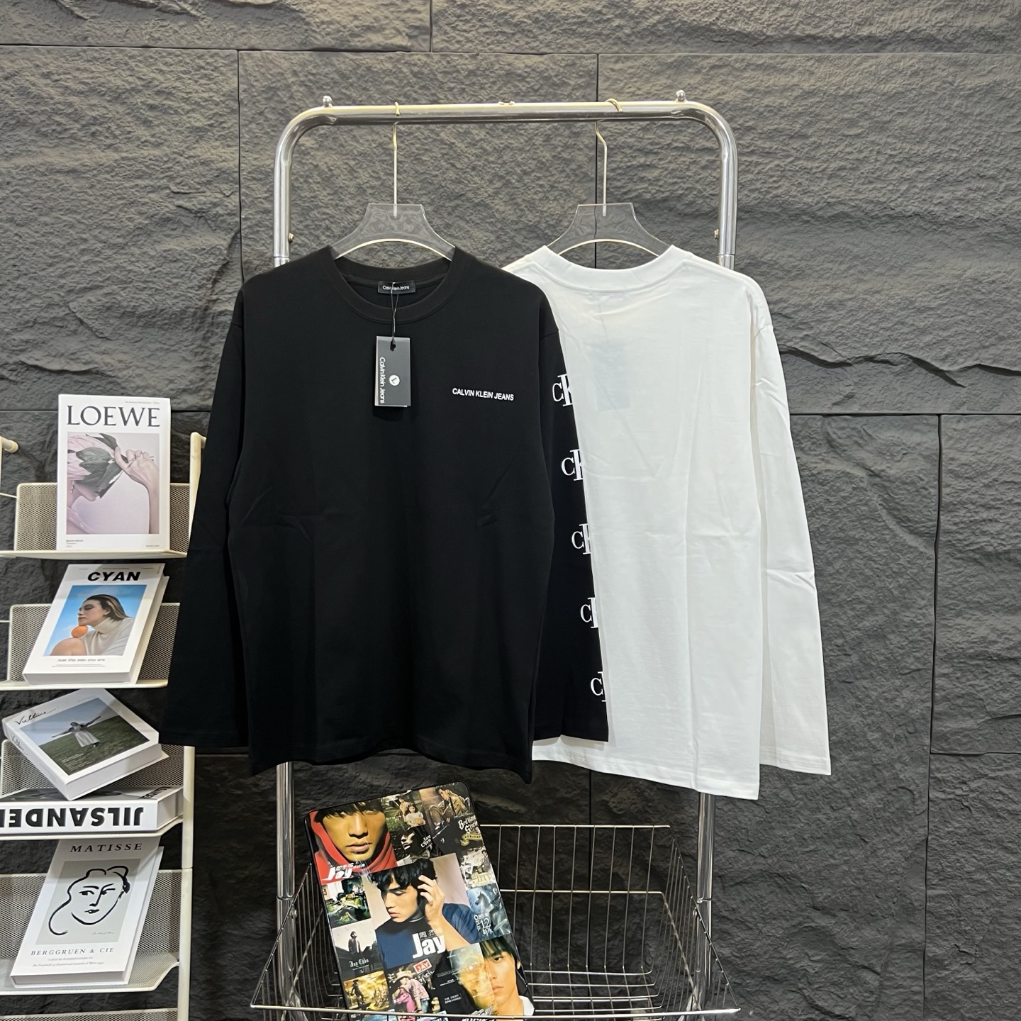 💰100
CK/CALVIN KLEIN 2025春款经典款CK字母长袖T恤  
绝对的高品质 
面料采用精选260克32支全棉双纱面料
亲肤舒适透气性强 
高水平做工，肩部下摆双针走线，品质绝对不输专柜 强烈推荐款！打底必备！
颜色：黑色 白色
尺码： M——XXL
N衣长70 胸围116 肩宽56
L衣长72 胸围120 肩宽57
XL衣长74 胸围124 肩宽58
XXL衣长76 胸围128 肩宽59