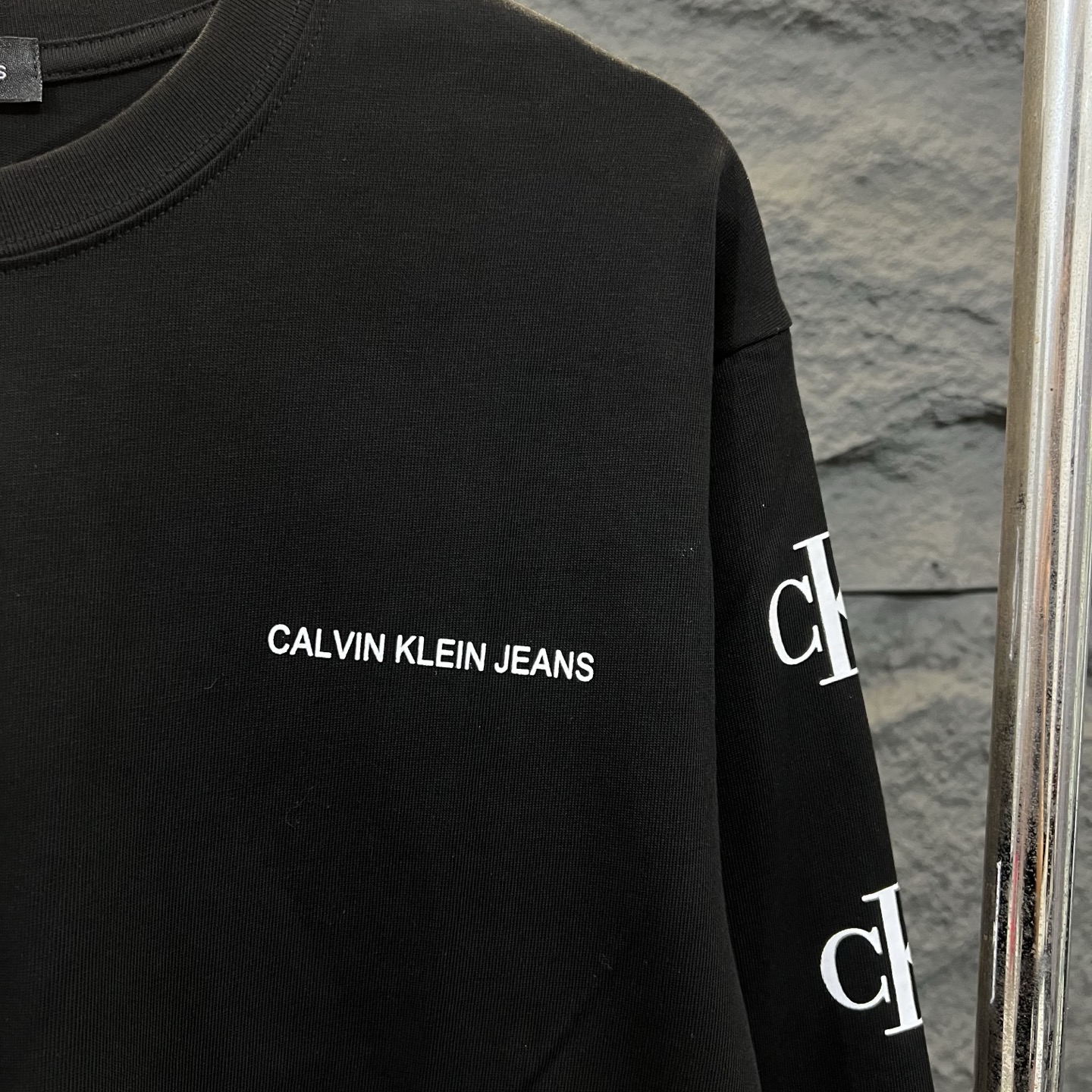 💰100
CK/CALVIN KLEIN 2025春款经典款CK字母长袖T恤  
绝对的高品质 
面料采用精选260克32支全棉双纱面料
亲肤舒适透气性强 
高水平做工，肩部下摆双针走线，品质绝对不输专柜 强烈推荐款！打底必备！
颜色：黑色 白色
尺码： M——XXL
N衣长70 胸围116 肩宽56
L衣长72 胸围120 肩宽57
XL衣长74 胸围124 肩宽58
XXL衣长76 胸围128 肩宽59