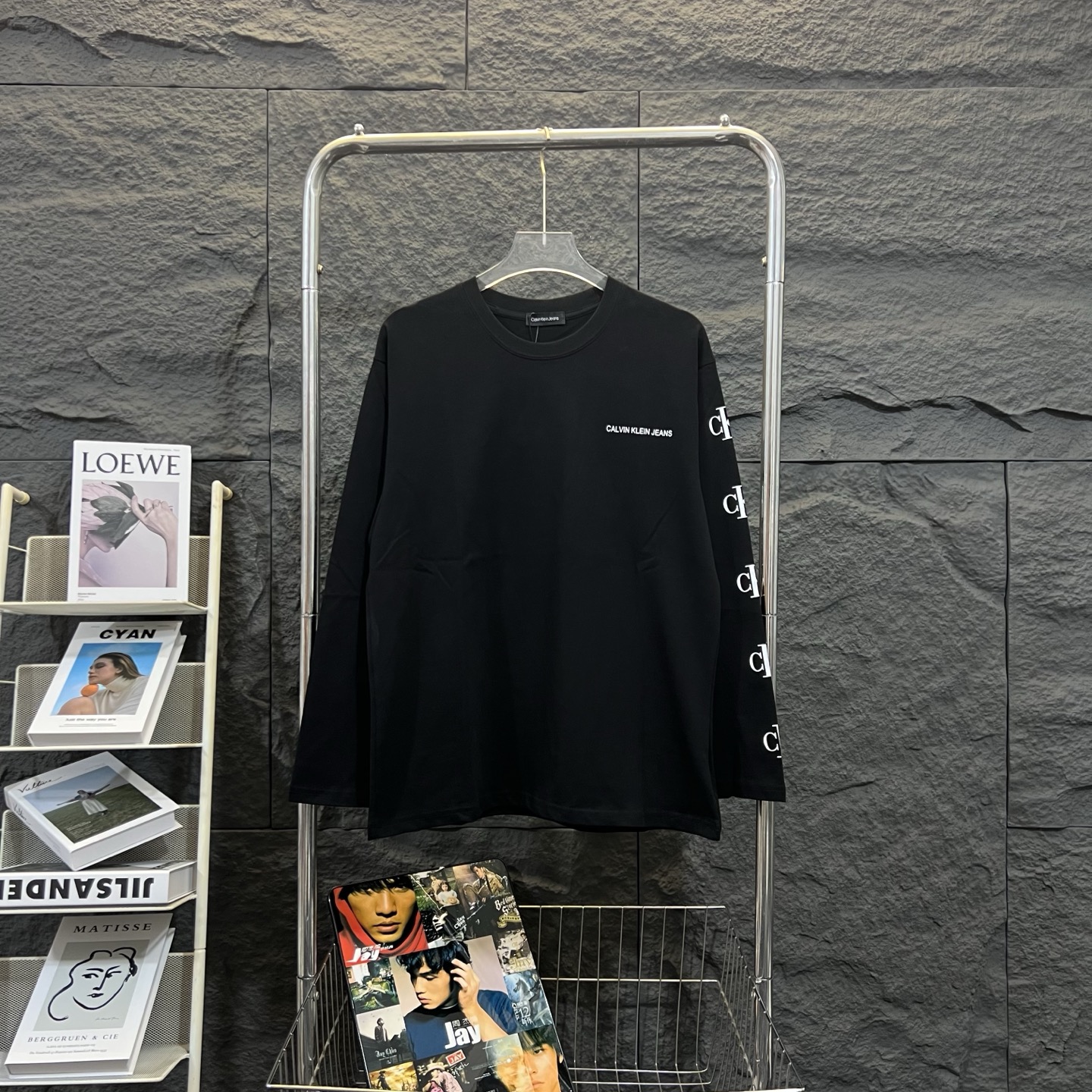 💰100
CK/CALVIN KLEIN 2025春款经典款CK字母长袖T恤  
绝对的高品质 
面料采用精选260克32支全棉双纱面料
亲肤舒适透气性强 
高水平做工，肩部下摆双针走线，品质绝对不输专柜 强烈推荐款！打底必备！
颜色：黑色 白色
尺码： M——XXL
N衣长70 胸围116 肩宽56
L衣长72 胸围120 肩宽57
XL衣长74 胸围124 肩宽58
XXL衣长76 胸围128 肩宽59