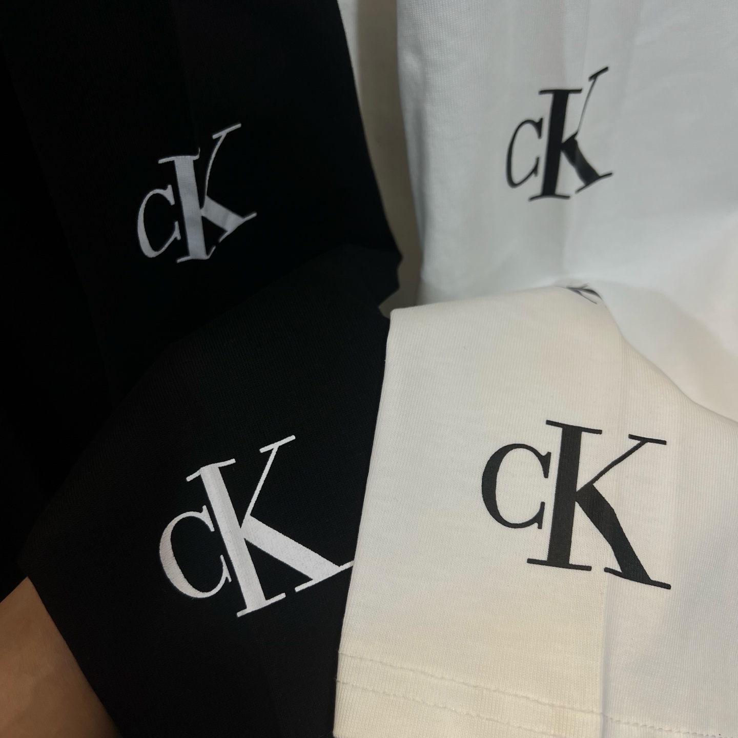 💰100
CK/CALVIN KLEIN 2025春款经典款CK字母长袖T恤  
绝对的高品质 
面料采用精选260克32支全棉双纱面料
亲肤舒适透气性强 
高水平做工，肩部下摆双针走线，品质绝对不输专柜 强烈推荐款！打底必备！
颜色：黑色 白色
尺码： M——XXL
N衣长70 胸围116 肩宽56
L衣长72 胸围120 肩宽57
XL衣长74 胸围124 肩宽58
XXL衣长76 胸围128 肩宽59