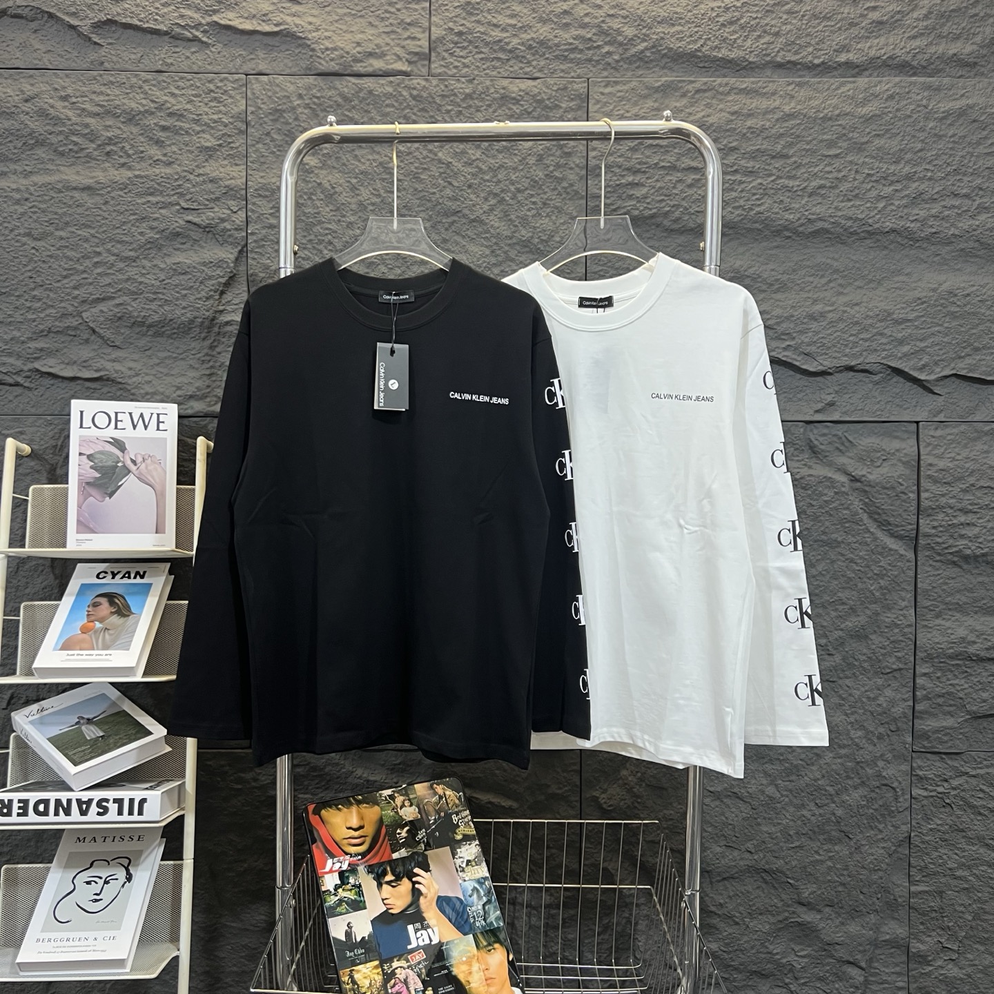 💰100
CK/CALVIN KLEIN 2025春款经典款CK字母长袖T恤  
绝对的高品质 
面料采用精选260克32支全棉双纱面料
亲肤舒适透气性强 
高水平做工，肩部下摆双针走线，品质绝对不输专柜 强烈推荐款！打底必备！
颜色：黑色 白色
尺码： M——XXL
N衣长70 胸围116 肩宽56
L衣长72 胸围120 肩宽57
XL衣长74 胸围124 肩宽58
XXL衣长76 胸围128 肩宽59