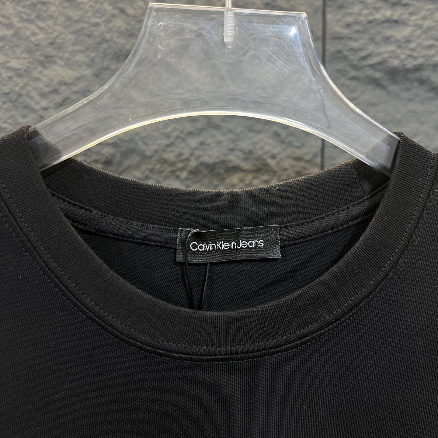 💰100
CK/CALVIN KLEIN 2025春款经典款CK字母长袖T恤  
绝对的高品质 
面料采用精选260克32支全棉双纱面料
亲肤舒适透气性强 
高水平做工，肩部下摆双针走线，品质绝对不输专柜 强烈推荐款！打底必备！
颜色：黑色 白色
尺码： M——XXL
N衣长70 胸围116 肩宽56
L衣长72 胸围120 肩宽57
XL衣长74 胸围124 肩宽58
XXL衣长76 胸围128 肩宽59