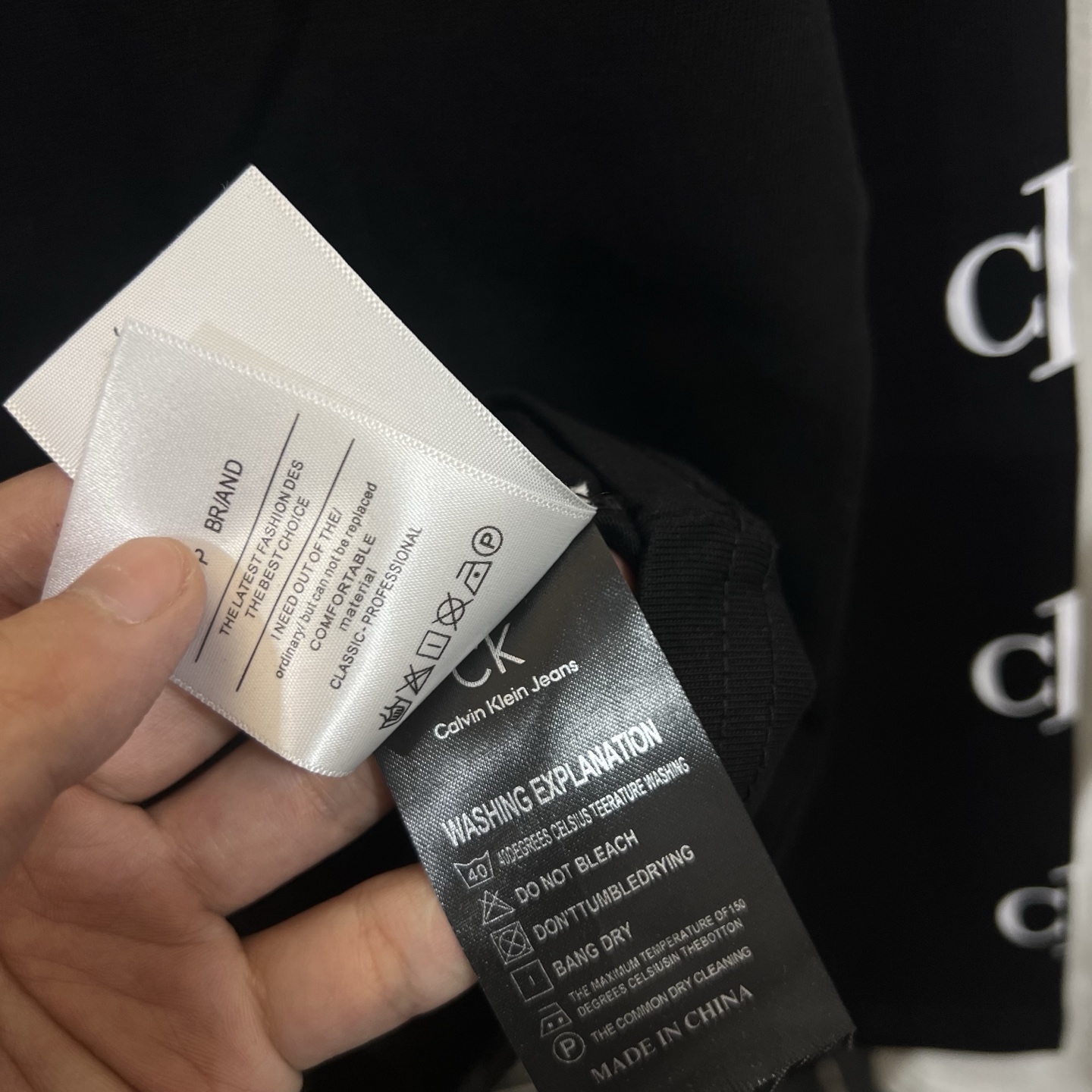 💰100
CK/CALVIN KLEIN 2025春款经典款CK字母长袖T恤  
绝对的高品质 
面料采用精选260克32支全棉双纱面料
亲肤舒适透气性强 
高水平做工，肩部下摆双针走线，品质绝对不输专柜 强烈推荐款！打底必备！
颜色：黑色 白色
尺码： M——XXL
N衣长70 胸围116 肩宽56
L衣长72 胸围120 肩宽57
XL衣长74 胸围124 肩宽58
XXL衣长76 胸围128 肩宽59