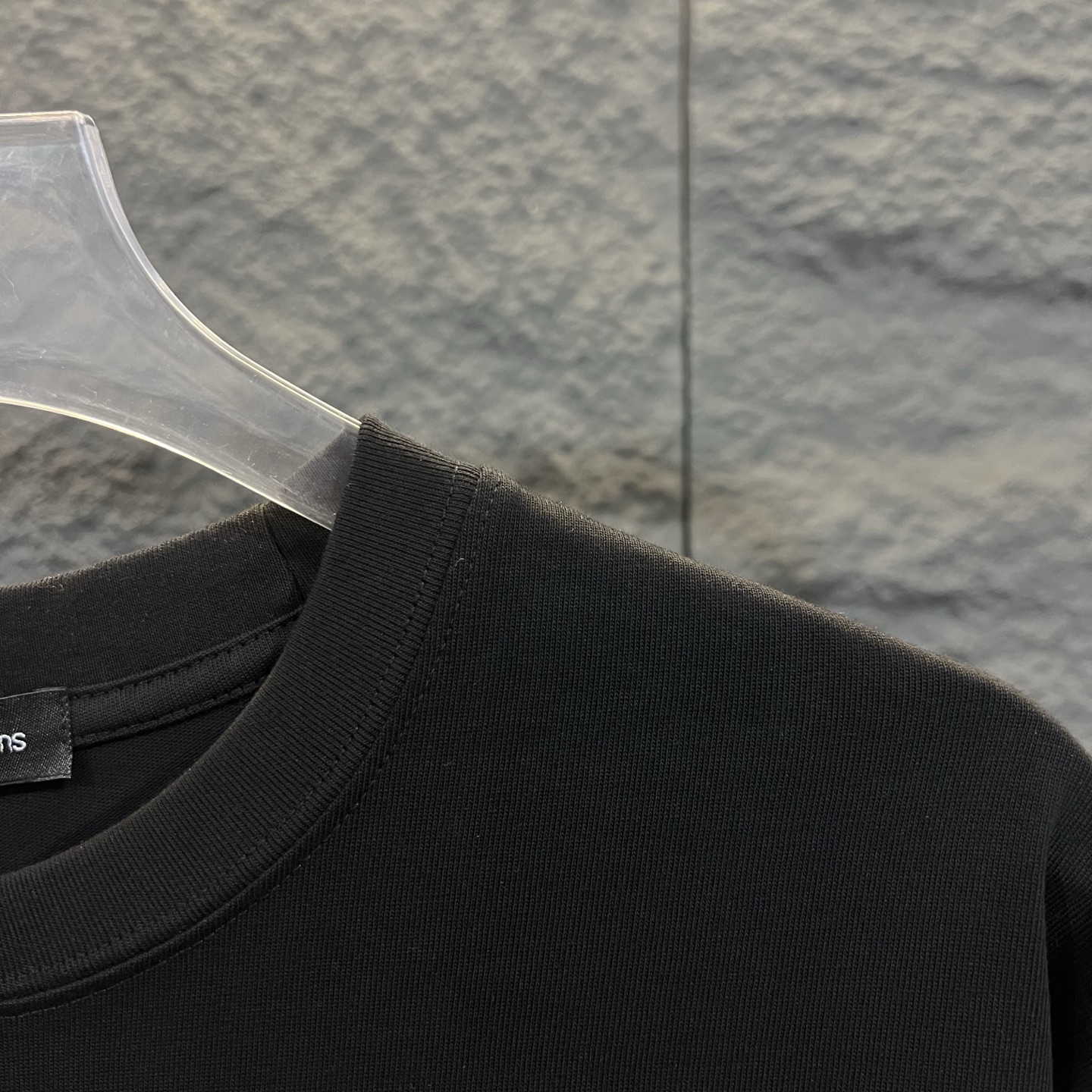 💰100
CK/CALVIN KLEIN 2025春款经典款CK字母长袖T恤  
绝对的高品质 
面料采用精选260克32支全棉双纱面料
亲肤舒适透气性强 
高水平做工，肩部下摆双针走线，品质绝对不输专柜 强烈推荐款！打底必备！
颜色：黑色 白色
尺码： M——XXL
N衣长70 胸围116 肩宽56
L衣长72 胸围120 肩宽57
XL衣长74 胸围124 肩宽58
XXL衣长76 胸围128 肩宽59