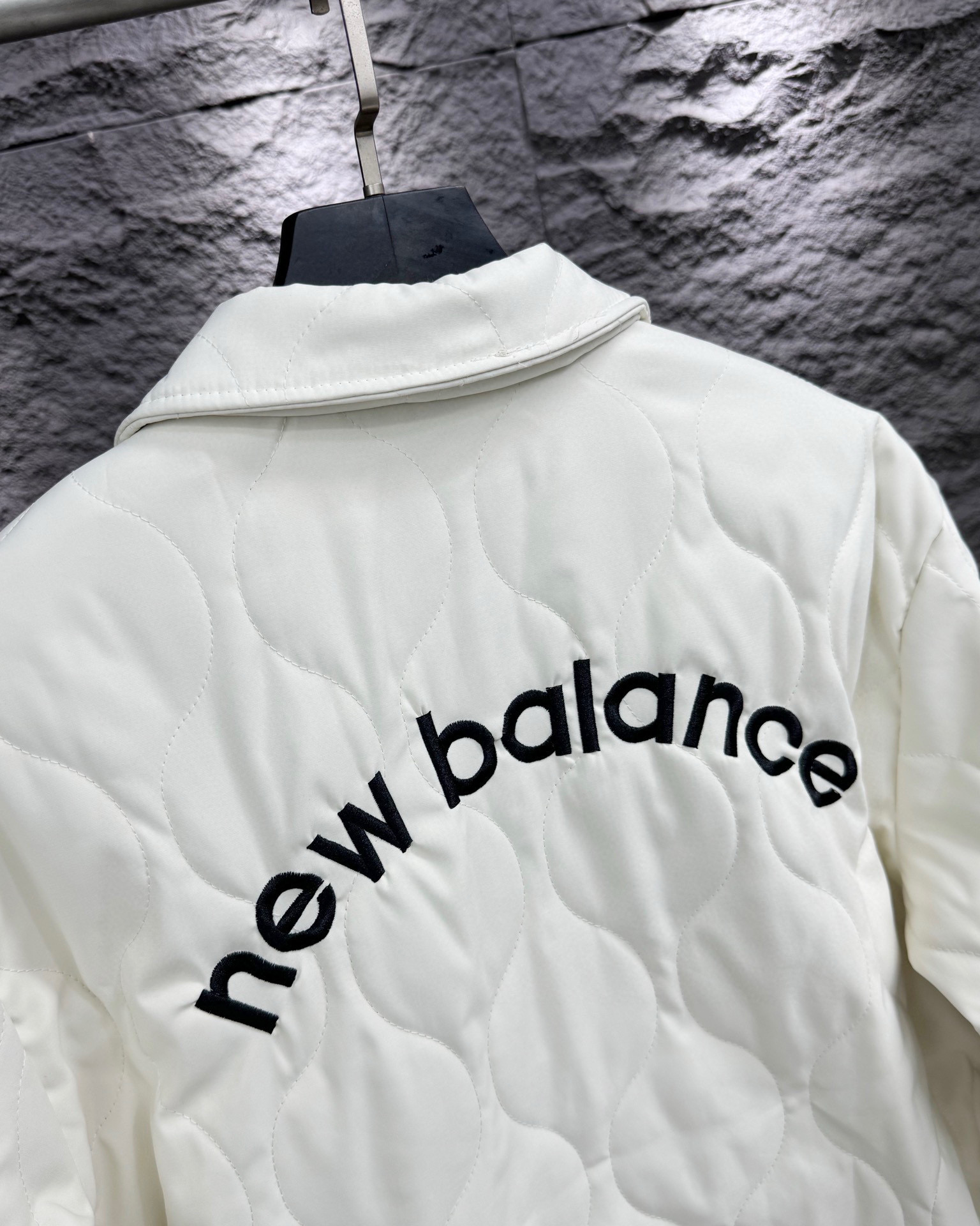 供货价:100💰『常熟热销篇章』顶级贸易货,工厂1:1定制,原包装+原吊牌
2024年春款NEW BALANCE / 新百伦复古葫芦型 薄款棉服外套

【ins小红书热门爆款｜网红同款穿搭】

男女同款！秋冬一款非常好看的一件棉服 出门必备神器 颜值超高！
采用100克行棉 修身显瘦 
背后logo 饱满贴布绣
搭配葫芦型行线、使这件棉服显的更加时尚！ 
颜色:米白色
尺码:M-XL