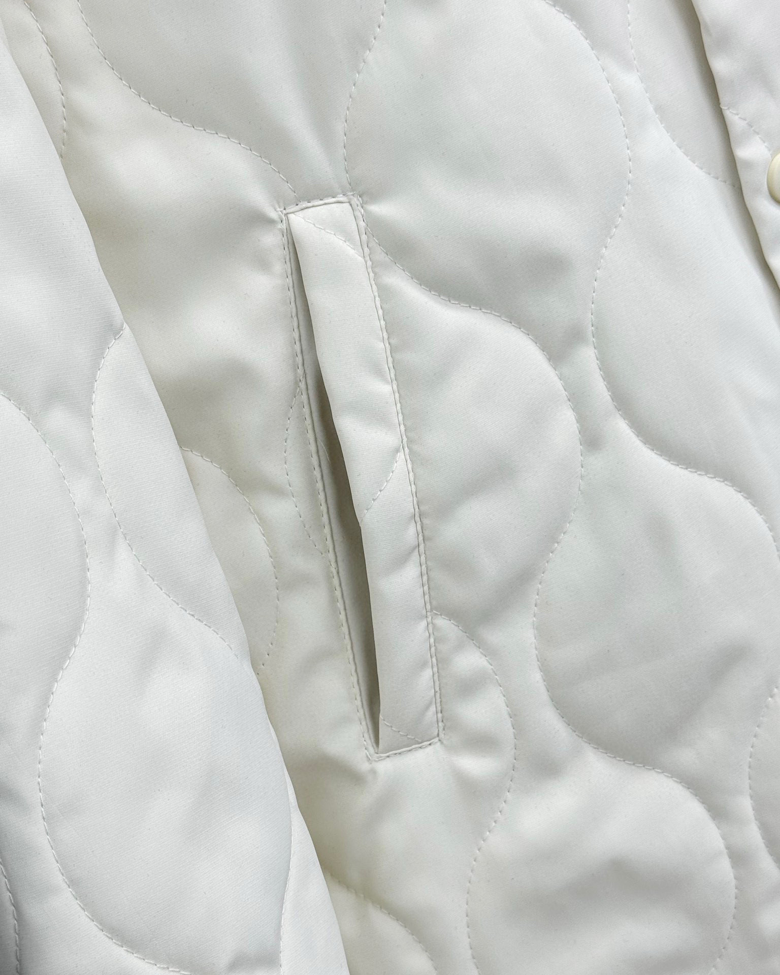 供货价:100💰『常熟热销篇章』顶级贸易货,工厂1:1定制,原包装+原吊牌
2024年春款NEW BALANCE / 新百伦复古葫芦型 薄款棉服外套

【ins小红书热门爆款｜网红同款穿搭】

男女同款！秋冬一款非常好看的一件棉服 出门必备神器 颜值超高！
采用100克行棉 修身显瘦 
背后logo 饱满贴布绣
搭配葫芦型行线、使这件棉服显的更加时尚！ 
颜色:米白色
尺码:M-XL