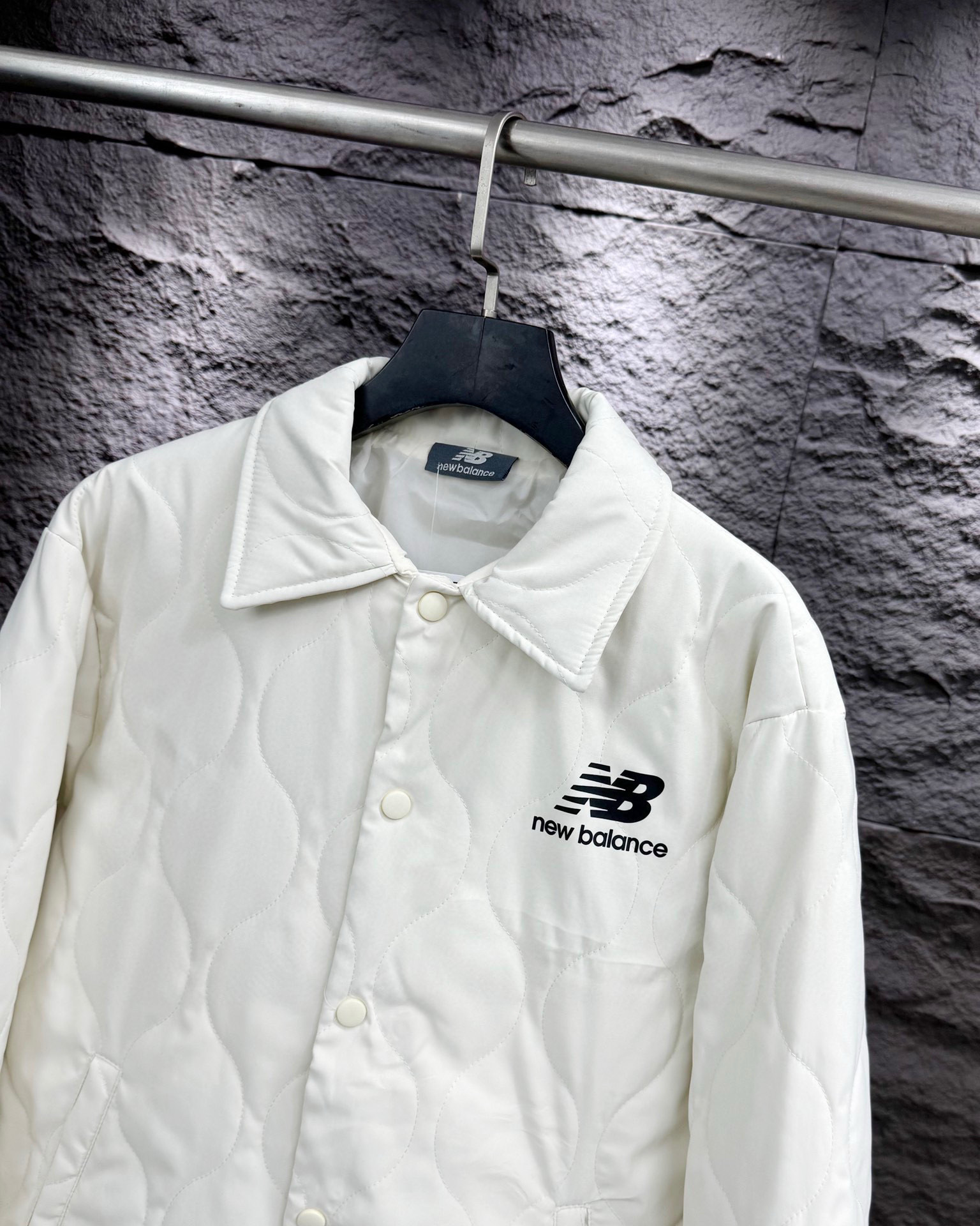 供货价:100💰『常熟热销篇章』顶级贸易货,工厂1:1定制,原包装+原吊牌
2024年春款NEW BALANCE / 新百伦复古葫芦型 薄款棉服外套

【ins小红书热门爆款｜网红同款穿搭】

男女同款！秋冬一款非常好看的一件棉服 出门必备神器 颜值超高！
采用100克行棉 修身显瘦 
背后logo 饱满贴布绣
搭配葫芦型行线、使这件棉服显的更加时尚！ 
颜色:米白色
尺码:M-XL