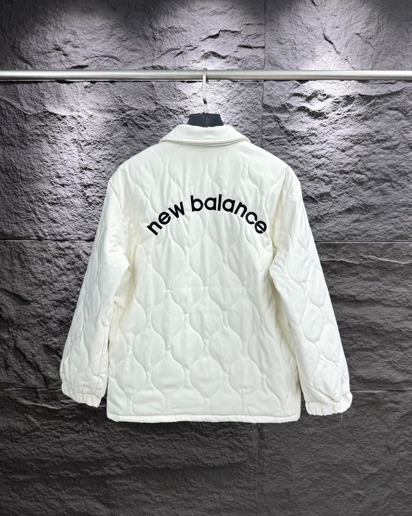 供货价:100💰『常熟热销篇章』顶级贸易货,工厂1:1定制,原包装+原吊牌
2024年春款NEW BALANCE / 新百伦复古葫芦型 薄款棉服外套

【ins小红书热门爆款｜网红同款穿搭】

男女同款！秋冬一款非常好看的一件棉服 出门必备神器 颜值超高！
采用100克行棉 修身显瘦 
背后logo 饱满贴布绣
搭配葫芦型行线、使这件棉服显的更加时尚！ 
颜色:米白色
尺码:M-XL