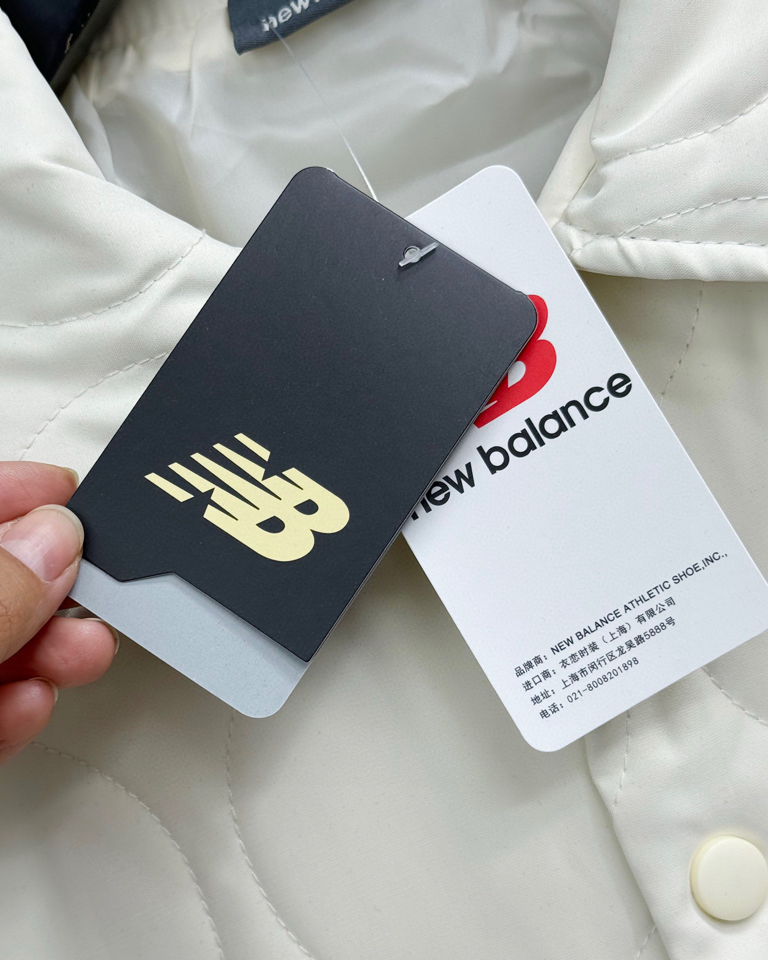 供货价:100💰『常熟热销篇章』顶级贸易货,工厂1:1定制,原包装+原吊牌
2024年春款NEW BALANCE / 新百伦复古葫芦型 薄款棉服外套

【ins小红书热门爆款｜网红同款穿搭】

男女同款！秋冬一款非常好看的一件棉服 出门必备神器 颜值超高！
采用100克行棉 修身显瘦 
背后logo 饱满贴布绣
搭配葫芦型行线、使这件棉服显的更加时尚！ 
颜色:米白色
尺码:M-XL