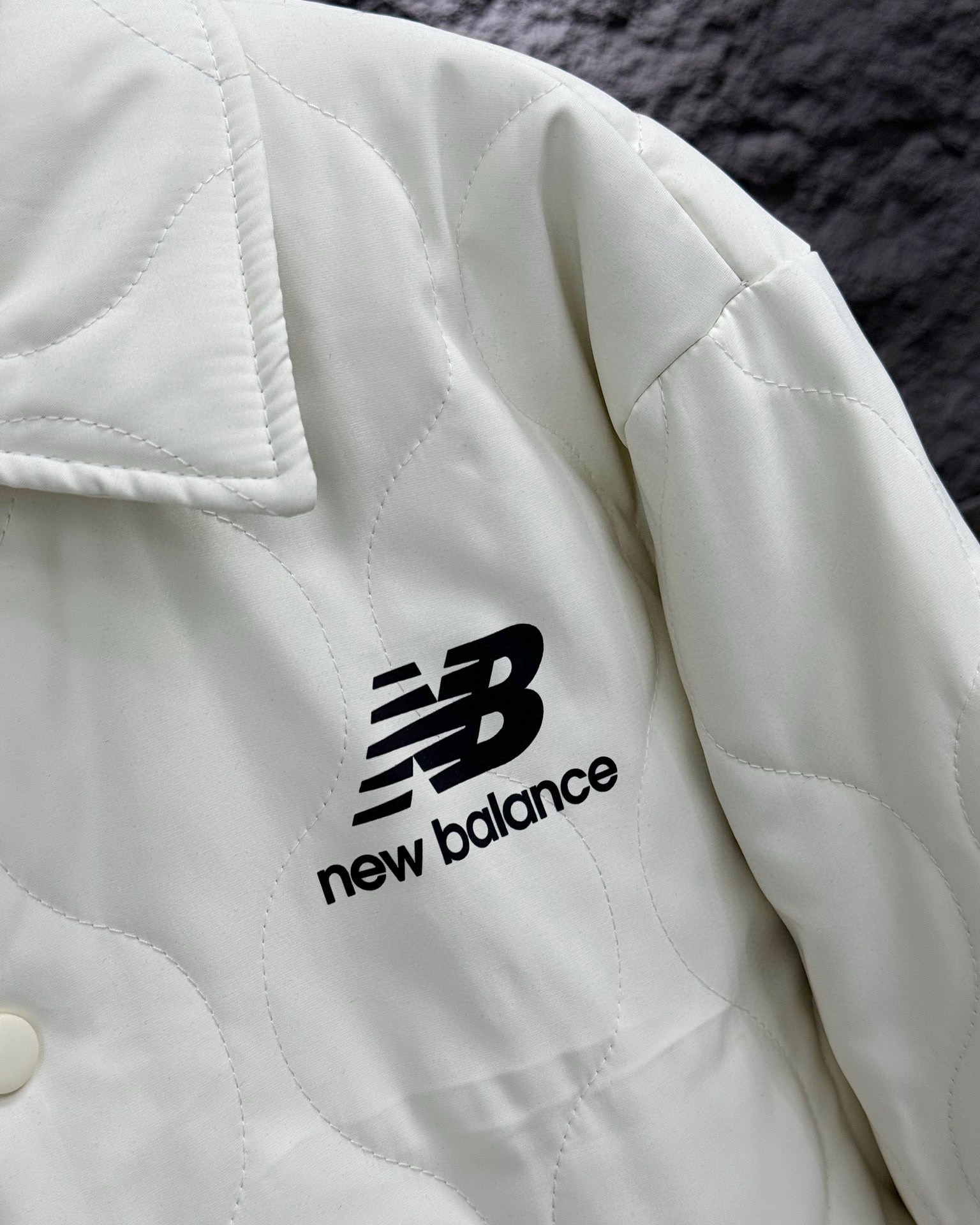 供货价:100💰『常熟热销篇章』顶级贸易货,工厂1:1定制,原包装+原吊牌
2024年春款NEW BALANCE / 新百伦复古葫芦型 薄款棉服外套

【ins小红书热门爆款｜网红同款穿搭】

男女同款！秋冬一款非常好看的一件棉服 出门必备神器 颜值超高！
采用100克行棉 修身显瘦 
背后logo 饱满贴布绣
搭配葫芦型行线、使这件棉服显的更加时尚！ 
颜色:米白色
尺码:M-XL