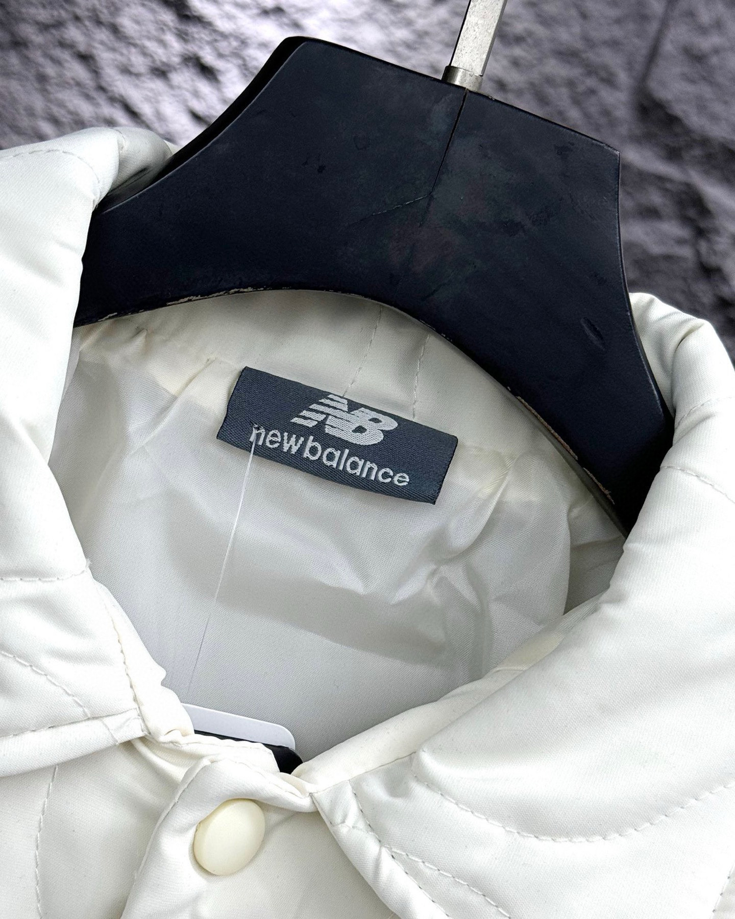 供货价:100💰『常熟热销篇章』顶级贸易货,工厂1:1定制,原包装+原吊牌
2024年春款NEW BALANCE / 新百伦复古葫芦型 薄款棉服外套

【ins小红书热门爆款｜网红同款穿搭】

男女同款！秋冬一款非常好看的一件棉服 出门必备神器 颜值超高！
采用100克行棉 修身显瘦 
背后logo 饱满贴布绣
搭配葫芦型行线、使这件棉服显的更加时尚！ 
颜色:米白色
尺码:M-XL