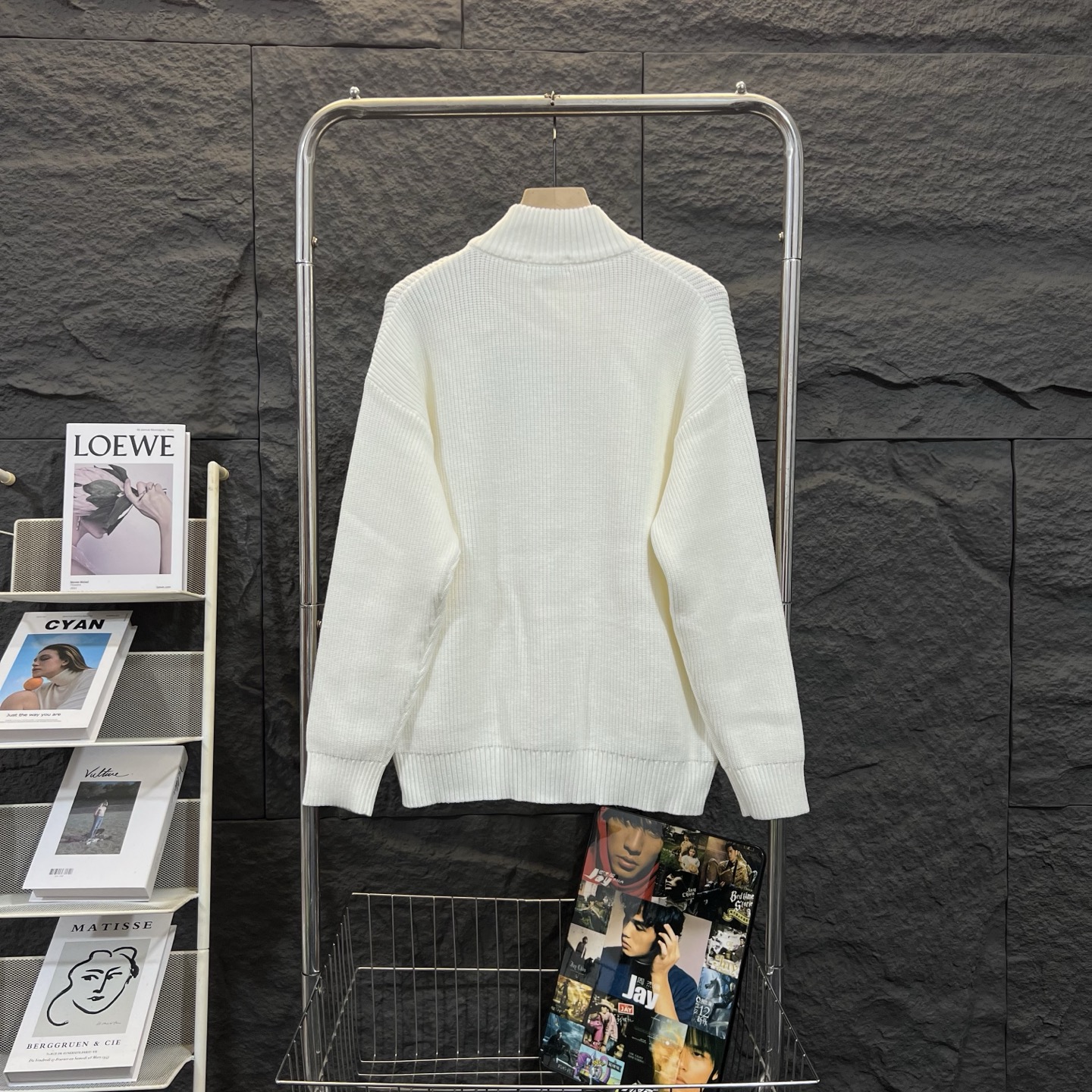 💰140
CH克罗心2025ss走秀款针织毛衣外套
订购原版开模
新出的会成为未来的趋势,随意翻翻街拍 就能发现明星们都把它当作收藏级的毛衣,男女轻奢主义通勤必备单品。开发全网最高版本 从打版到做货耗时1个月,订制定制全套辅料,高端大气 档次十足! 整件衣服为纯棉针织毛线进口机织,贴皮绣十字架图案
工艺刺绣完美结合 精准下针!绝对的重工艺品质!
颜色:白色
尺码: M L XL 2XL
衣长 胸围 肩宽 袖长
M68 114 48 50
L70 118 49 51
XL 72 122 50 52
2XL 74 124 52 60
人工测量可能有2-3cm误差