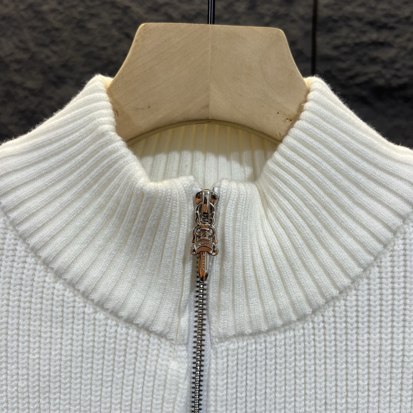 💰140
CH克罗心2025ss走秀款针织毛衣外套
订购原版开模
新出的会成为未来的趋势,随意翻翻街拍 就能发现明星们都把它当作收藏级的毛衣,男女轻奢主义通勤必备单品。开发全网最高版本 从打版到做货耗时1个月,订制定制全套辅料,高端大气 档次十足! 整件衣服为纯棉针织毛线进口机织,贴皮绣十字架图案
工艺刺绣完美结合 精准下针!绝对的重工艺品质!
颜色:白色
尺码: M L XL 2XL
衣长 胸围 肩宽 袖长
M68 114 48 50
L70 118 49 51
XL 72 122 50 52
2XL 74 124 52 60
人工测量可能有2-3cm误差